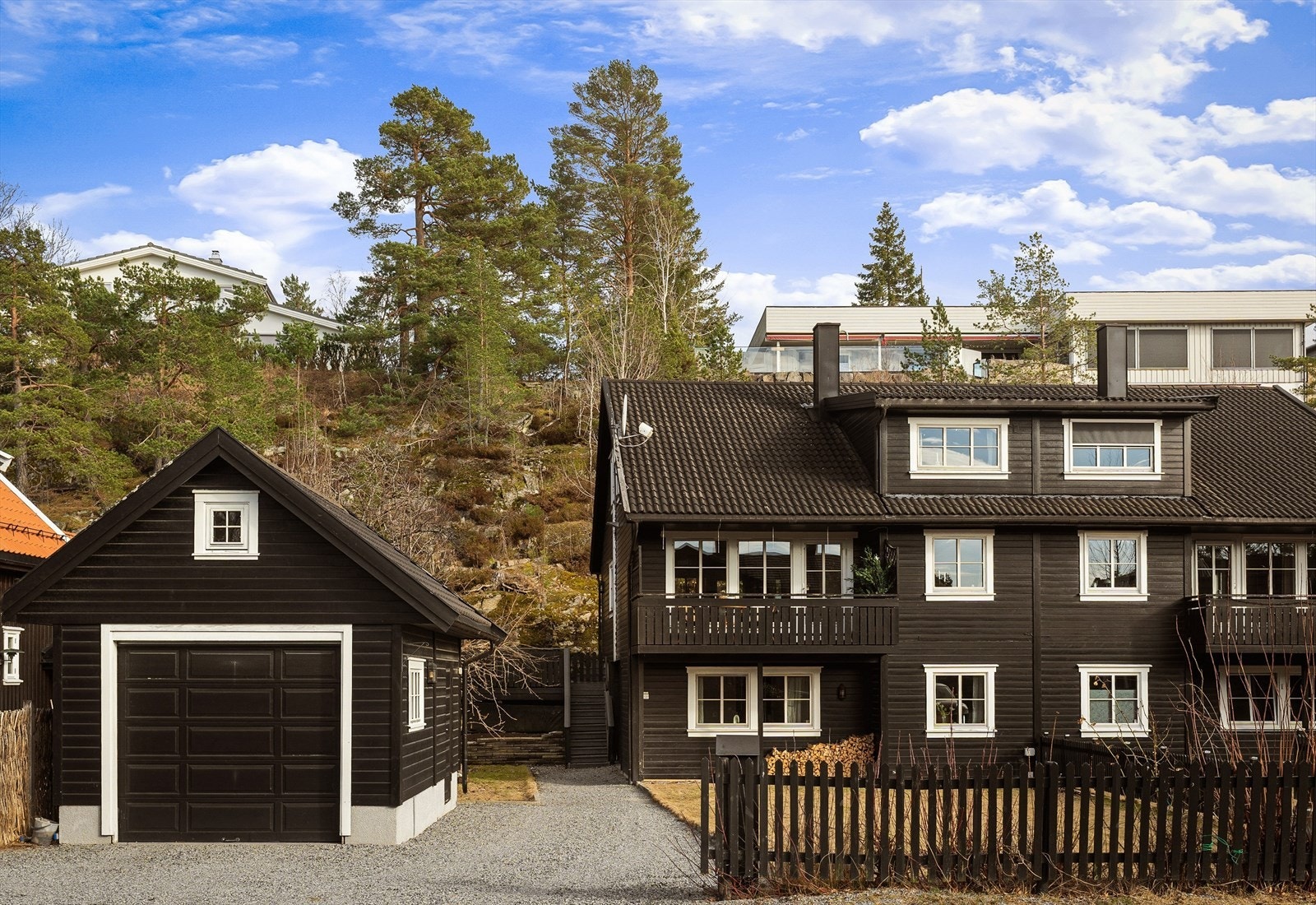 Sisilie Berg v/Nordvik Eiendomsmegling har gleden av å presentere Bjørnemyrveien 47. En attraktivt beliggende tomannsbolig over tre plan, med solrike uteplasser og garasje med elbillader, i en svært populær gate på Myrvoll.
Foto: Dag Sandven Galleribilde
