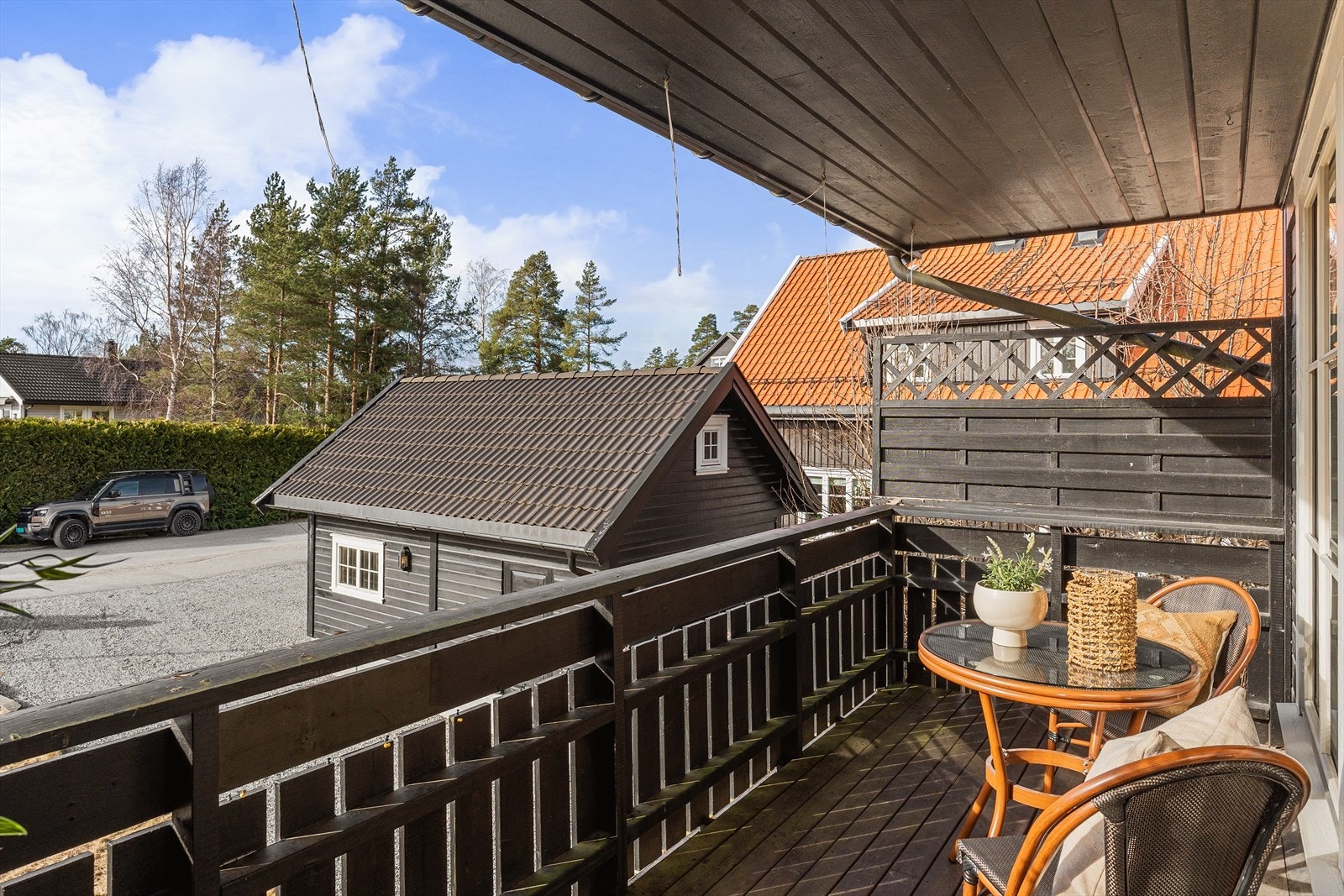 Terrassen på fremsiden har også gode solforhold og plass til utemøbler. Galleribilde