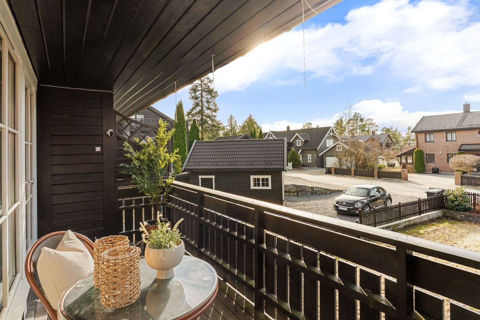 Koselig, solrik terrasse med utgang fra stuen. Galleribilde