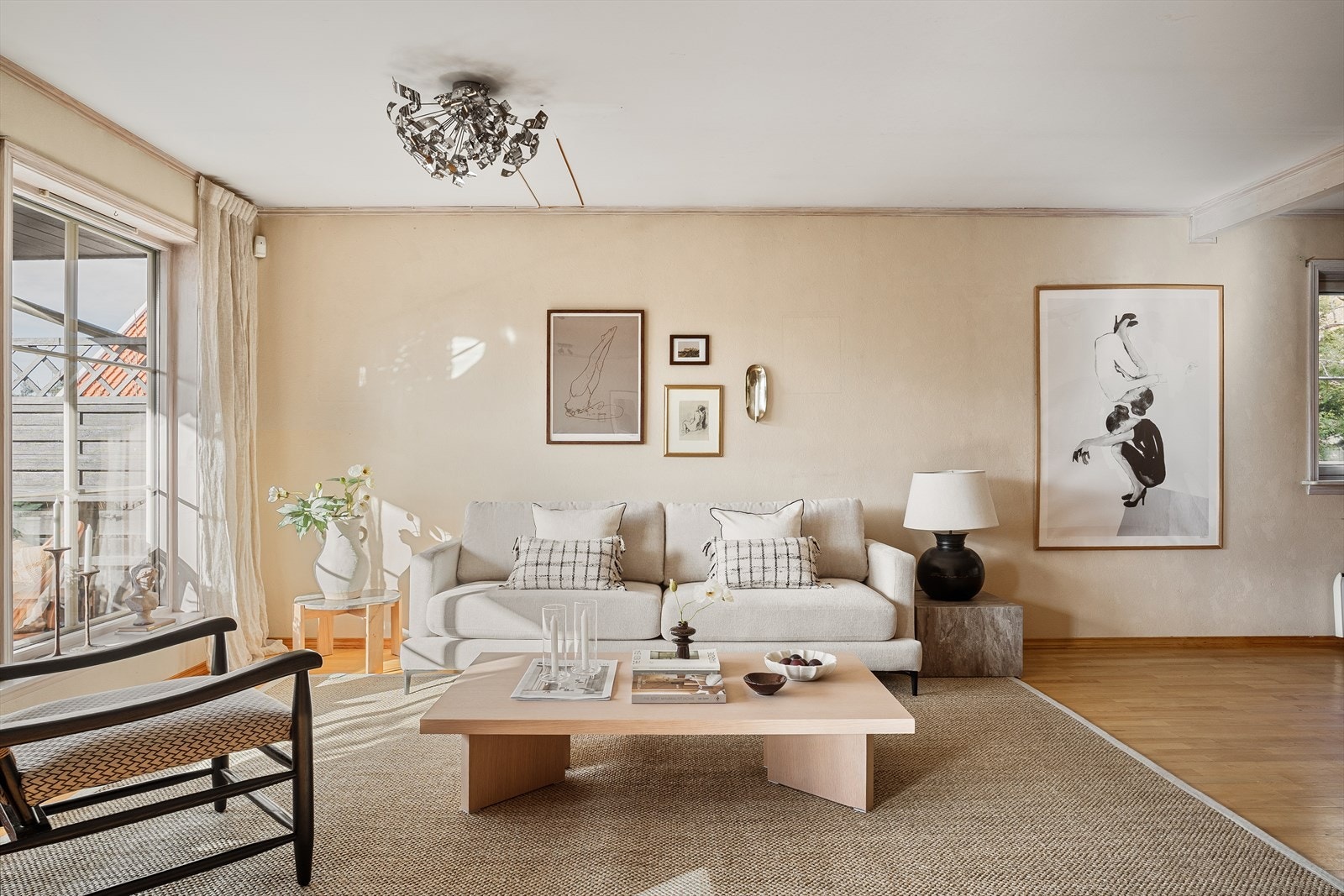 Boligen har en stor og luftig stue med rikelig plass til møblering etter behov. Galleribilde
