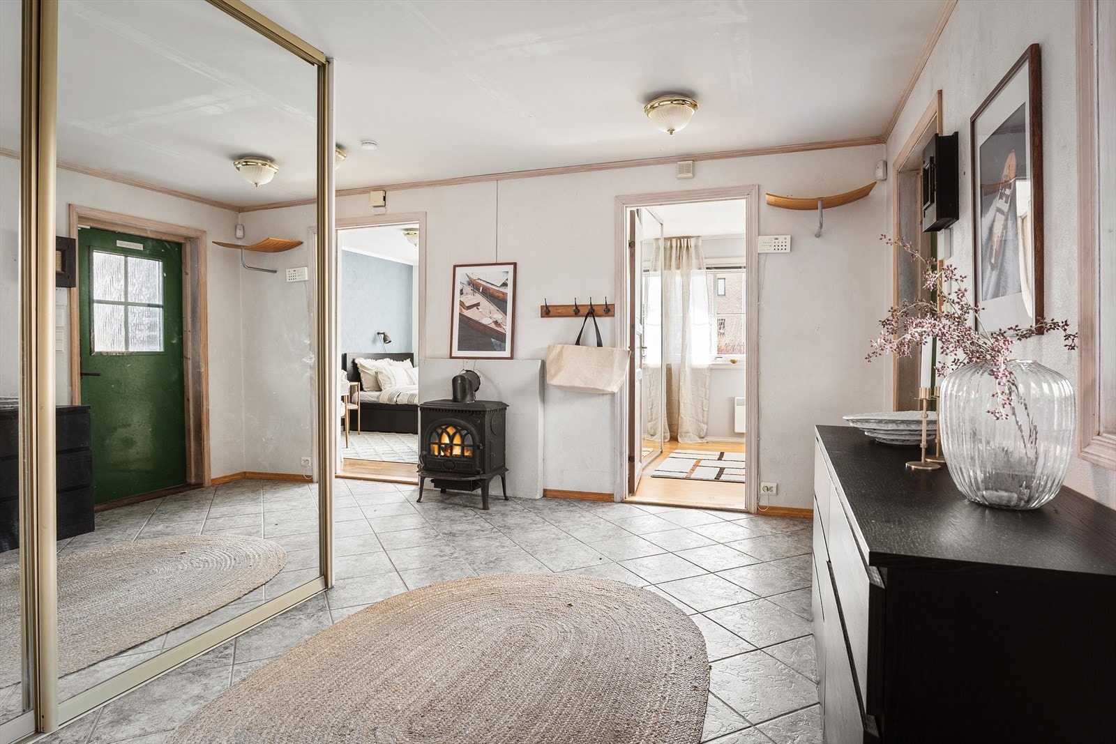 Praktisk hall med romslig skyvedørsgarderobe med speilfronter. Galleribilde