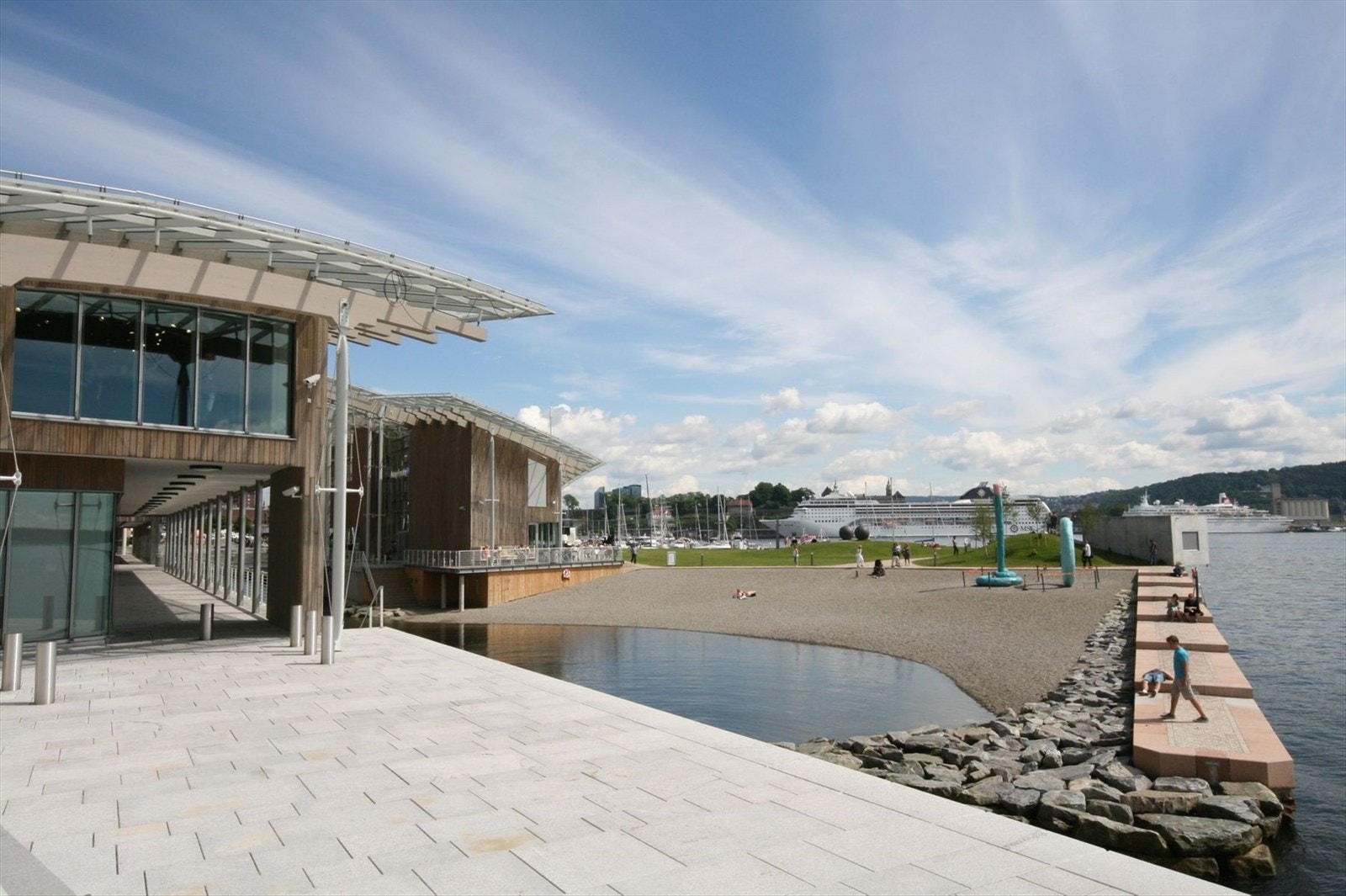 Kort vei til en forfriskende dukkert fra bystranden på Tjuvholmen. Galleribilde