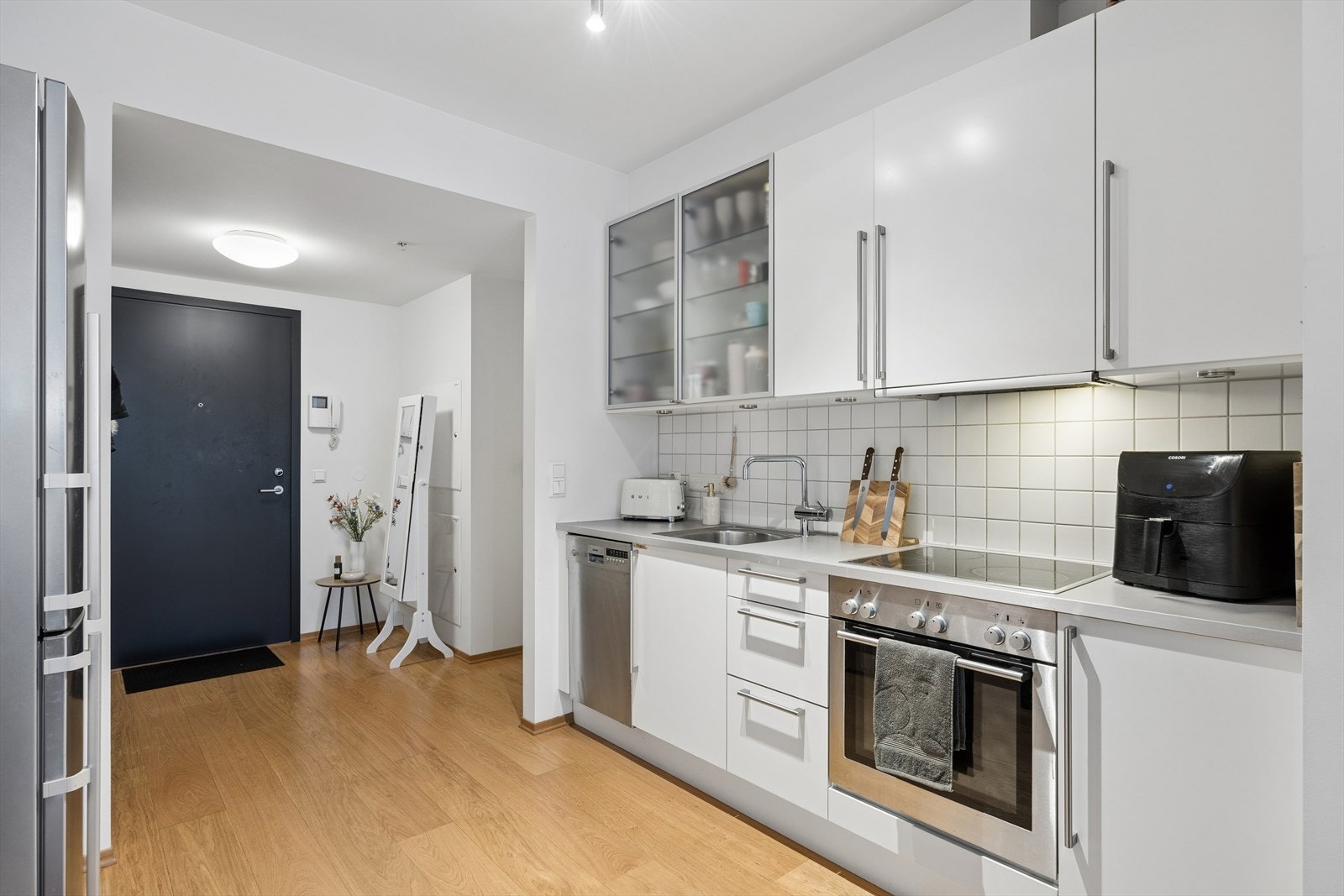 Kjøkkenet er fullt utstyrt, inkludert et frittstående kombinert kjøl- og fryseskap. Galleribilde