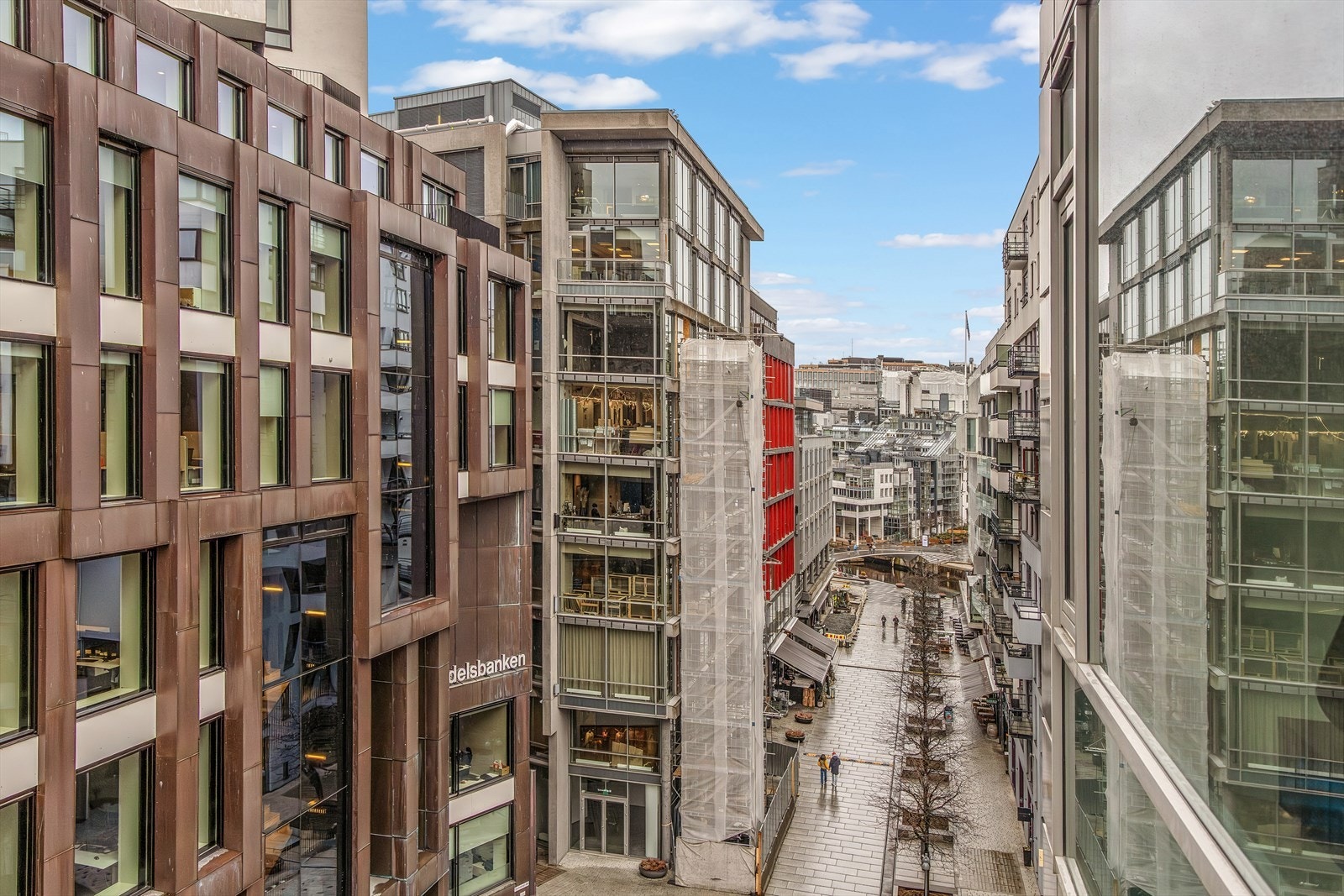 Rett utenfor døren finner du et rikt utvalg av restauranter, gallerier og butikker, inkludert søndagsåpen Joker kun ett minutt unna. Galleribilde