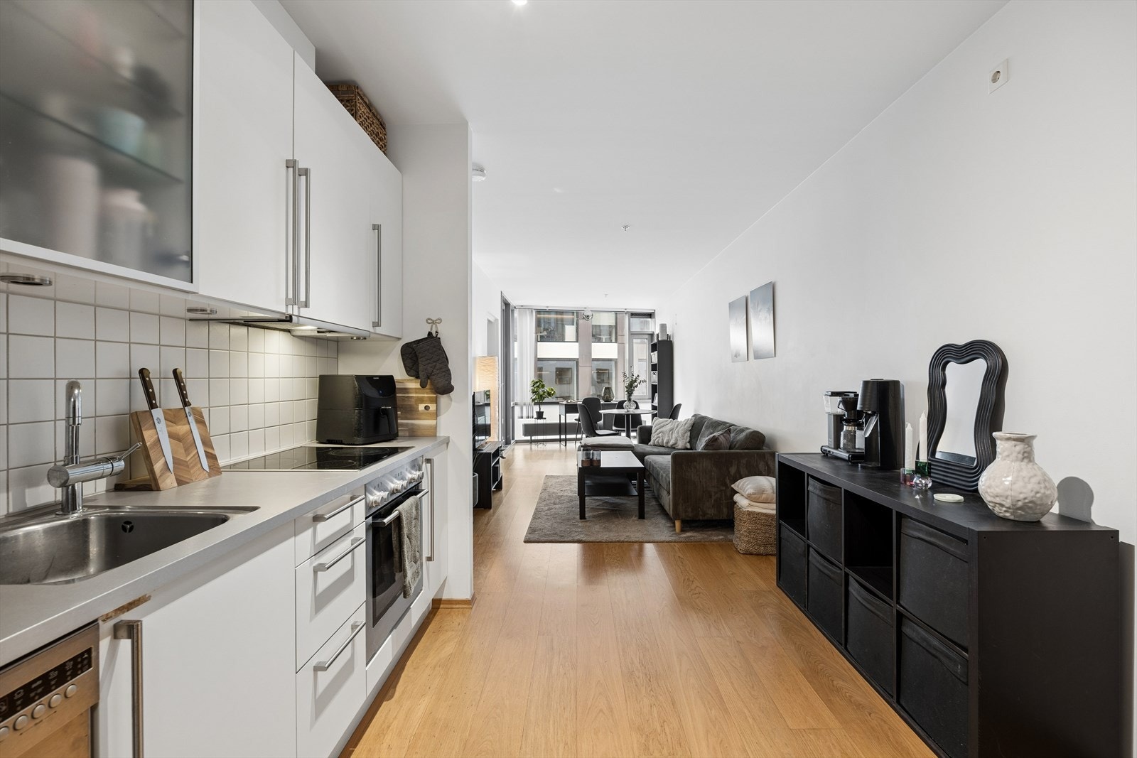 Leiligheten har en åpen og sosial planløsning med en-stavs eikeparkett som binder rommene sammen. Galleribilde