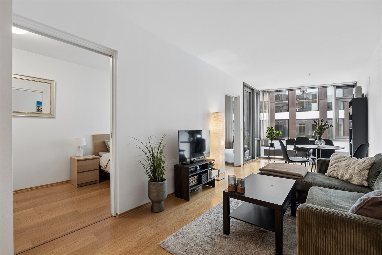 Stuen har god plass til sofagruppe og spisebord. Galleribilde