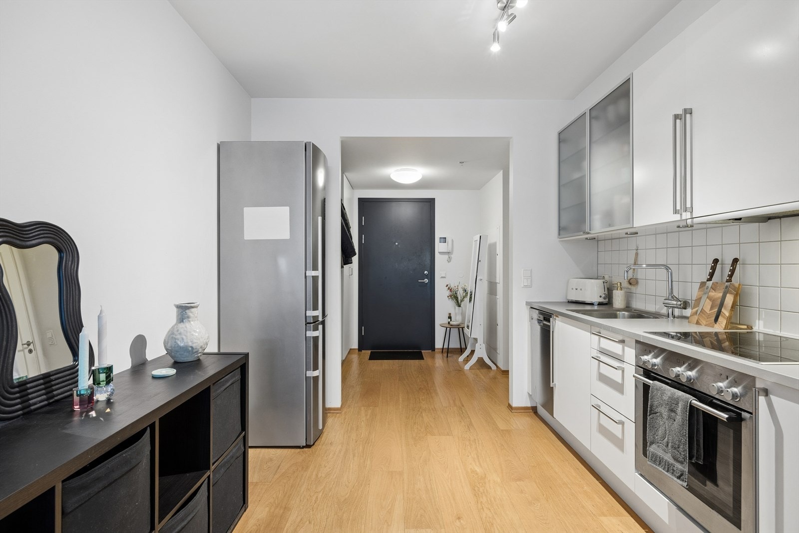 Den åpne løsningen gir en sømløs overgang mellom kjøkken og oppholdsrom. Galleribilde