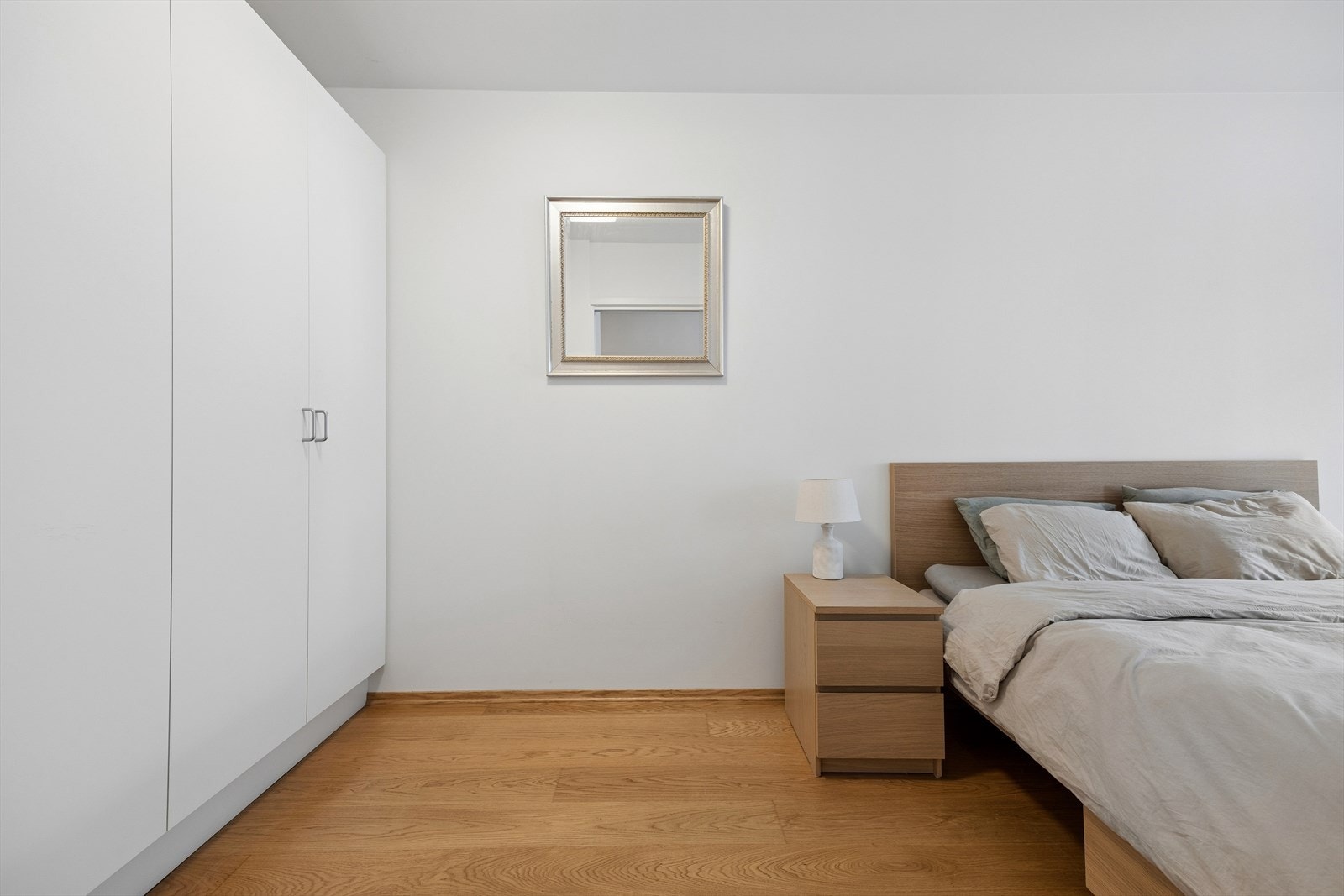 Soverommet har en hel vegg med garderobeskap, som gir rikelig med oppbevaringsplass. Galleribilde