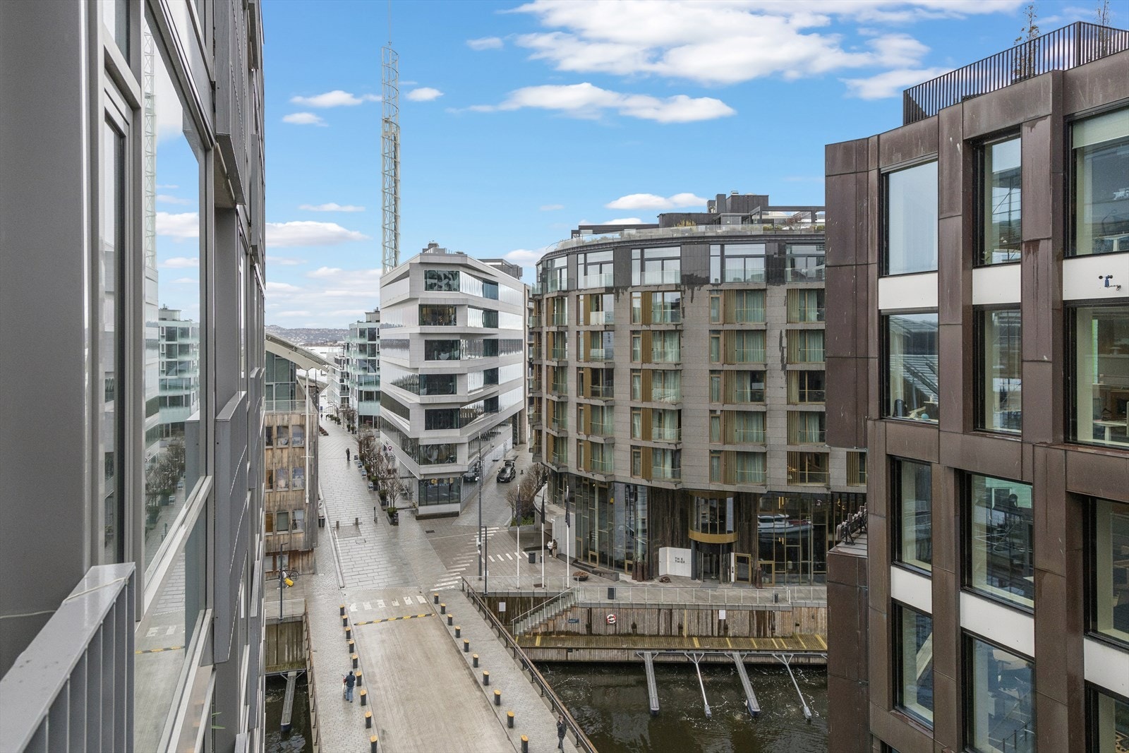 Velkommen til Olav Selvaags Plass 4, presentert av Eiendomsmegler Per-Christian Søreng.
Her bor du i et av Oslos mest attraktive og levende områder, med umiddelbar nærhet til sjøen. Galleribilde