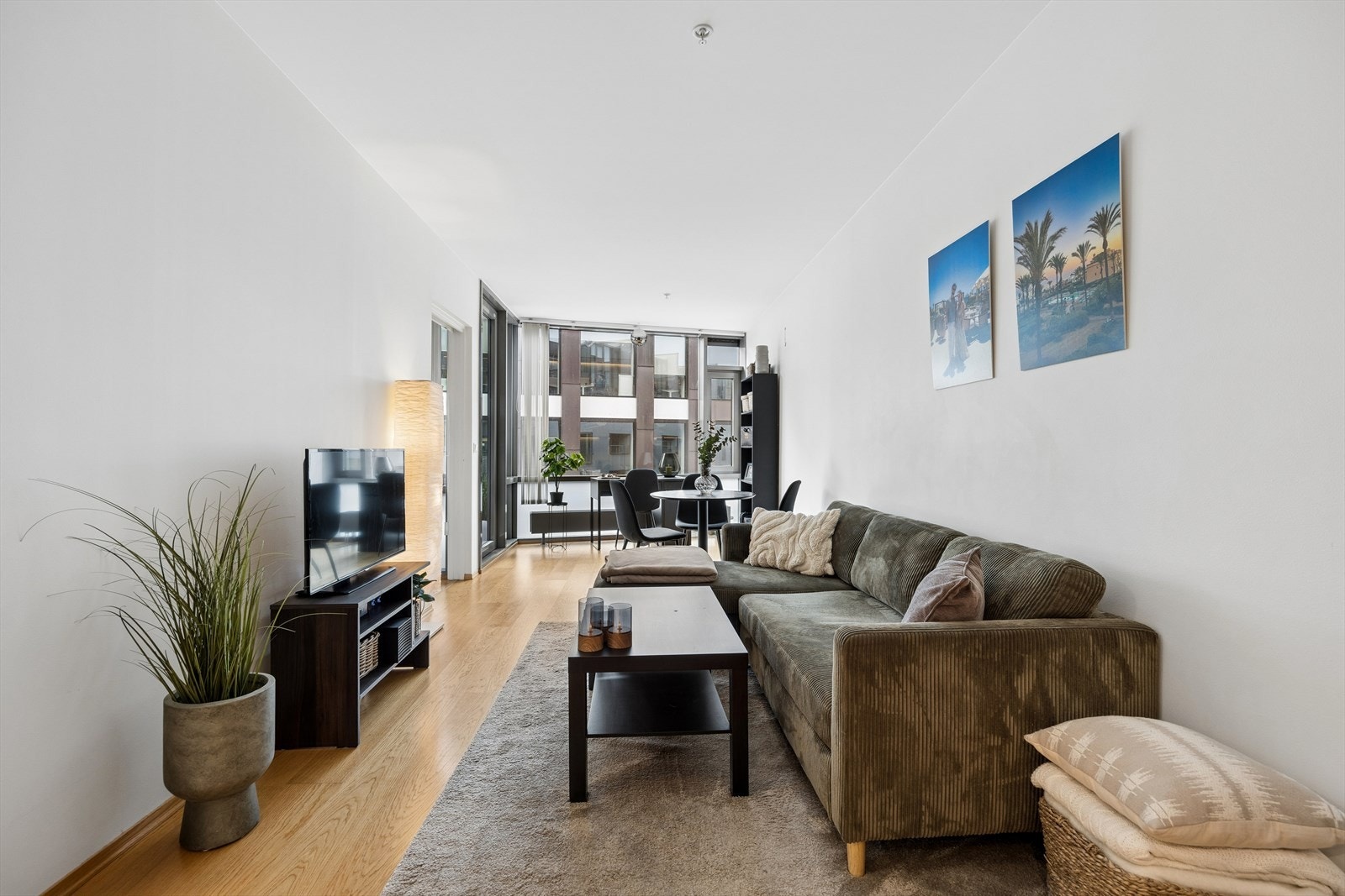 Gjennomgående eikeparkett og malte, glatte flater gir et helhetlig og moderne uttrykk. Galleribilde