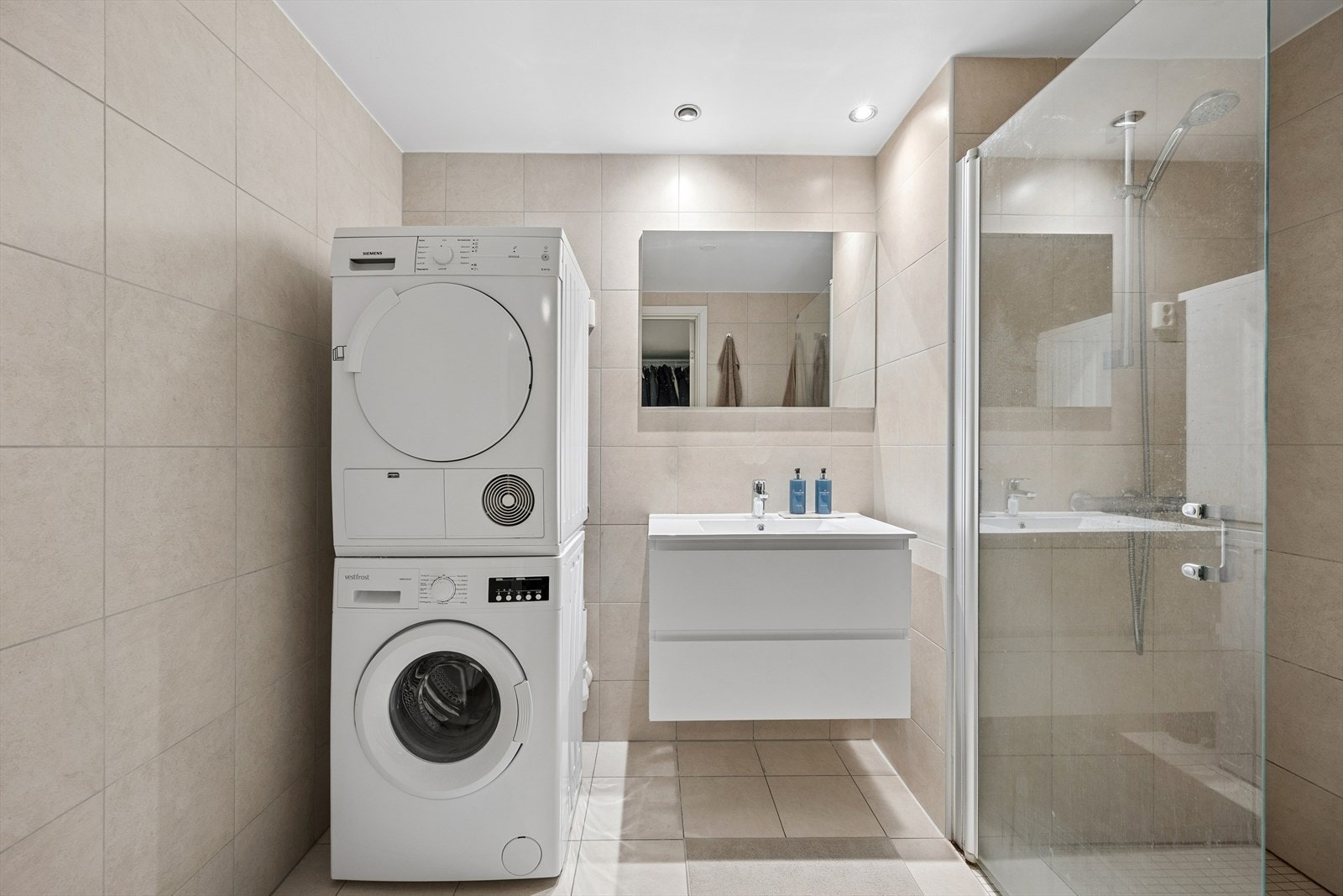 Badet har elektriske varmekabler i gulvet. Vaskemaskin og tørketrommel på badet medfølger. Galleribilde