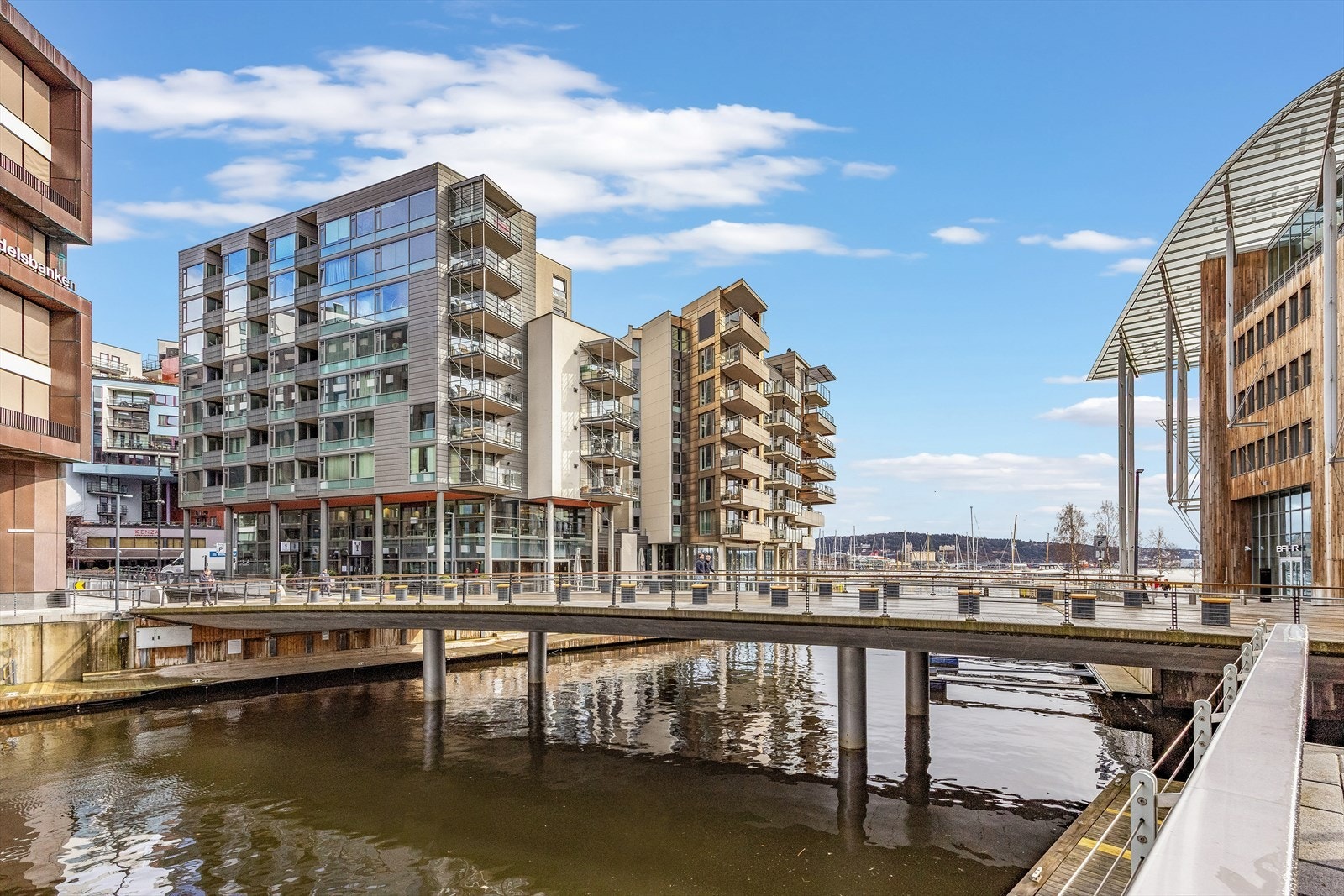 En kort spasertur tar deg til Aker Brygge med et yrende folkeliv og gode kollektivforbindelser med trikk, buss og båt. Galleribilde