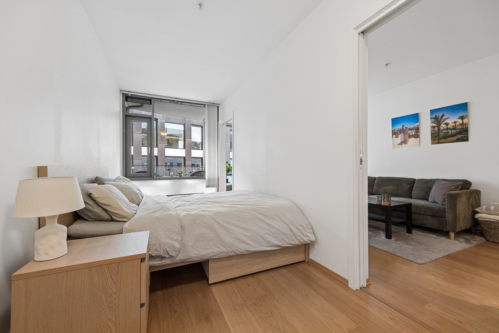 En smart skyvedør skiller soverommet fra stuen og maksimerer utnyttelsen av plassen. Galleribilde