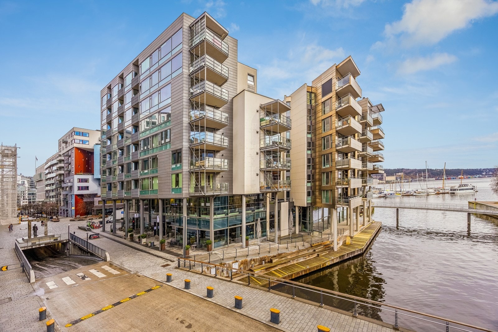 Moderne boligbygg fra 2008 med en førsteklasses beliggenhet ved kanalen på Tjuvholmen. Galleribilde