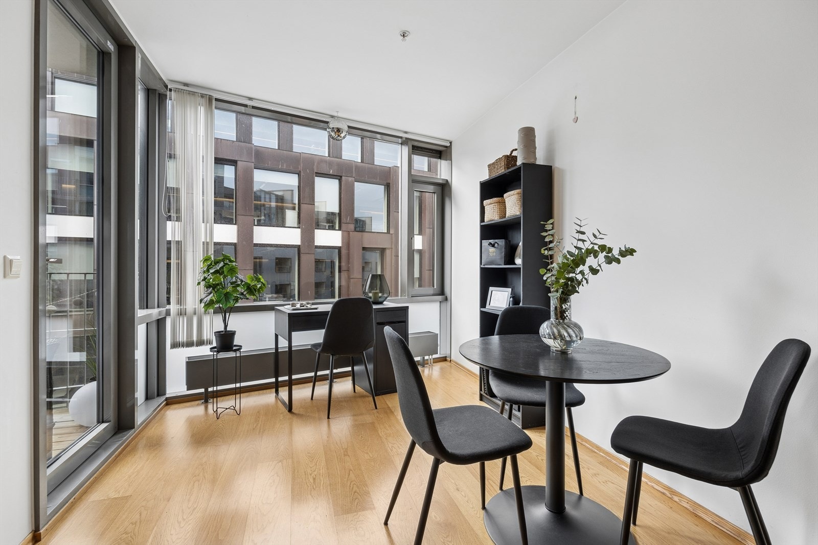 De store vindusflatene gir rikelig med dagslys og skaper en lys og luftig atmosfære. Galleribilde