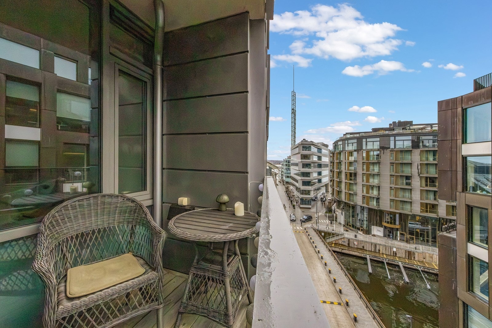 Den vestvendte balkongen på 3 m² har tredekke, rekkverk i glass og stål, samt belysning og strømuttak. Galleribilde