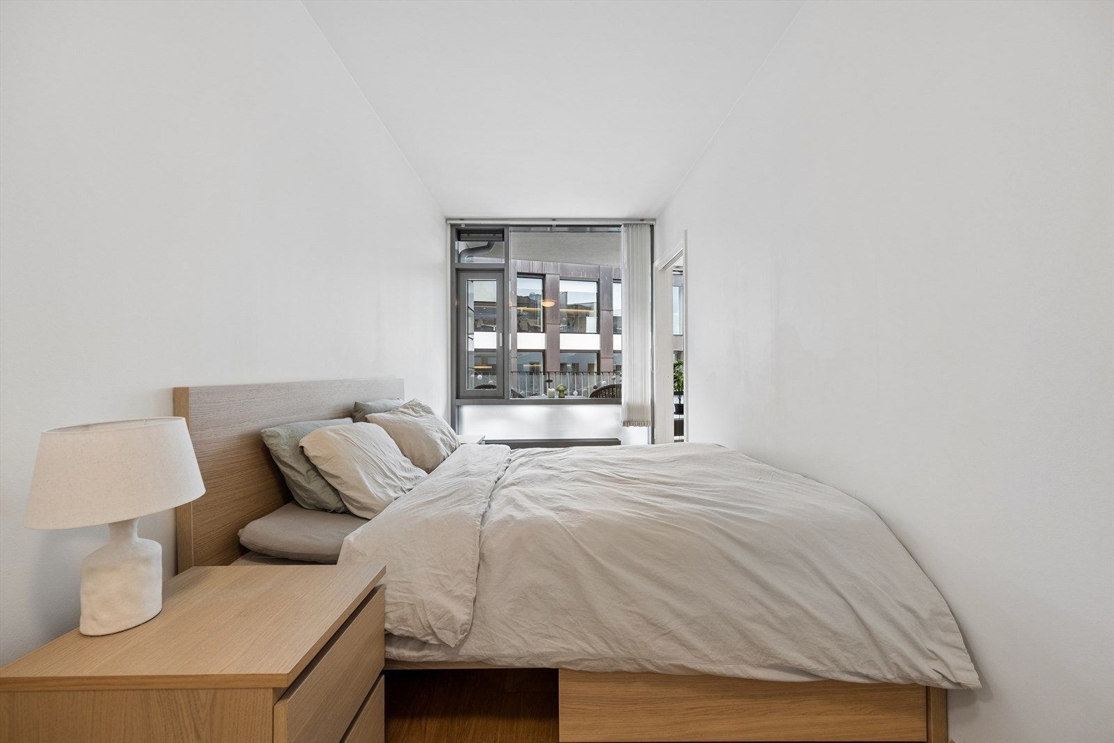 Et rolig og behagelig soverom med plass til dobbeltseng. Galleribilde