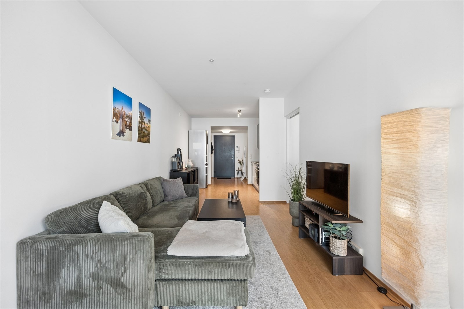 Oppvarming skjer via vannbåren radiatorvarme, som gir en jevn og behagelig temperatur. Galleribilde