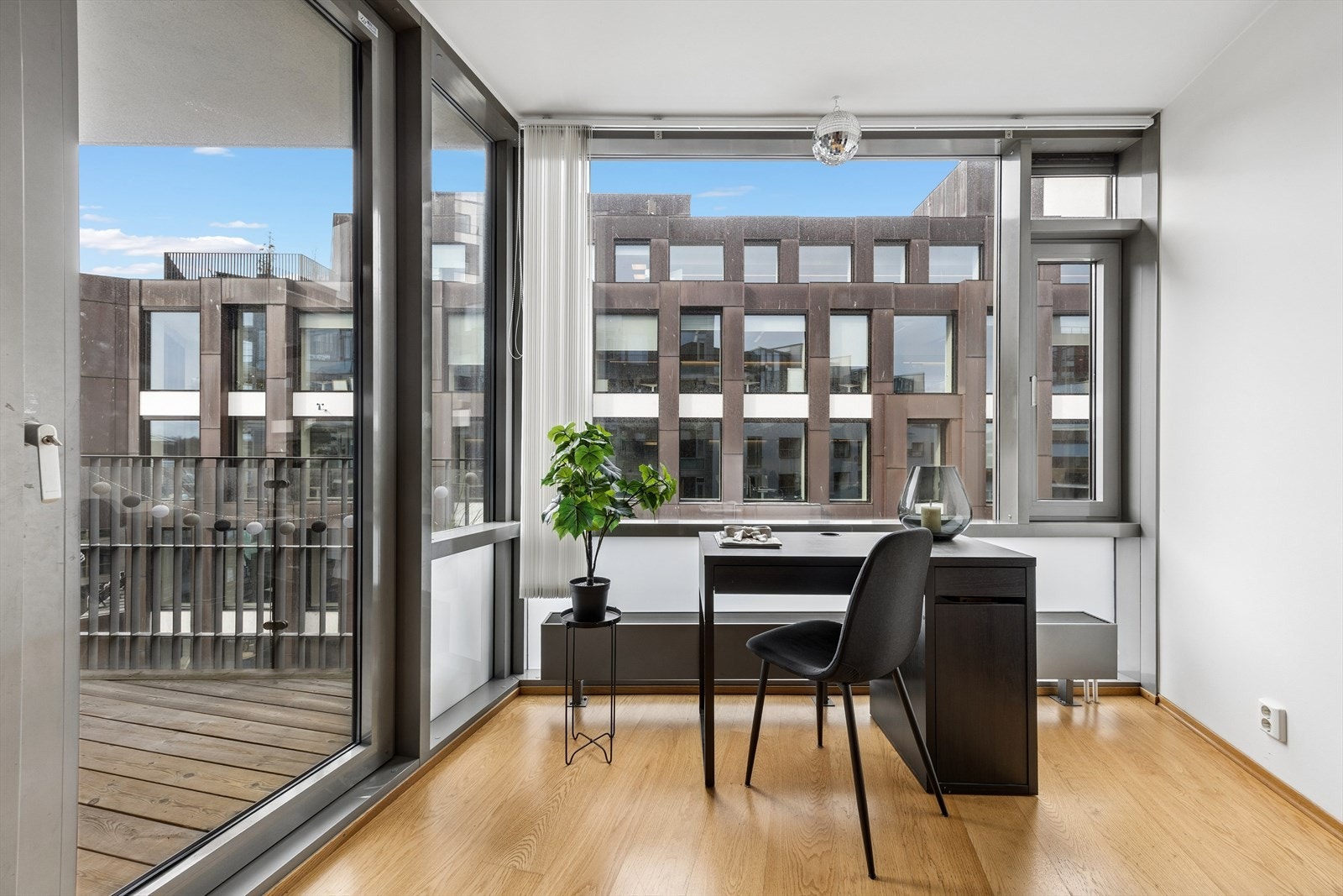 Fra stuen er det utgang til den inntrukne balkongen. Galleribilde