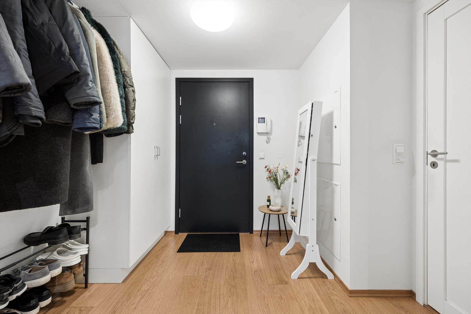 Innbydende entré med garderobeskap for god oppbevaring. Galleribilde