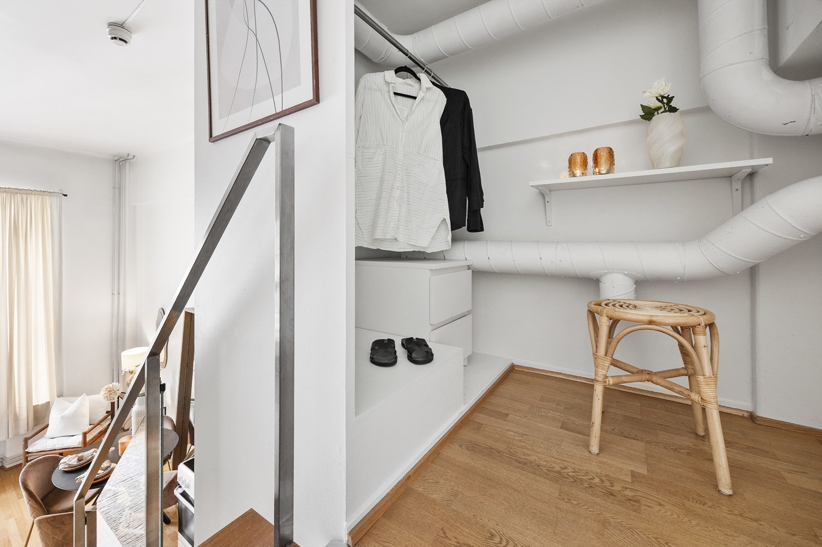 Praktisk oppbevaringsløsning ved trappen. Galleribilde