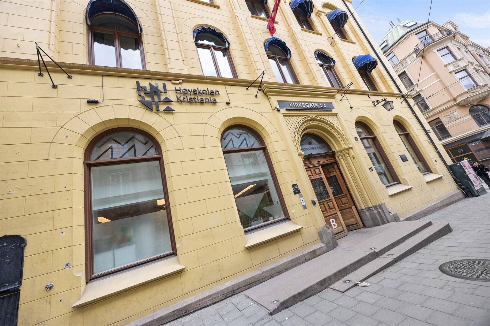 Flere utdanningsinstitusjoner, som Høyskolen Kristiania, ligger i gangavstand fra leiligheten. Galleribilde