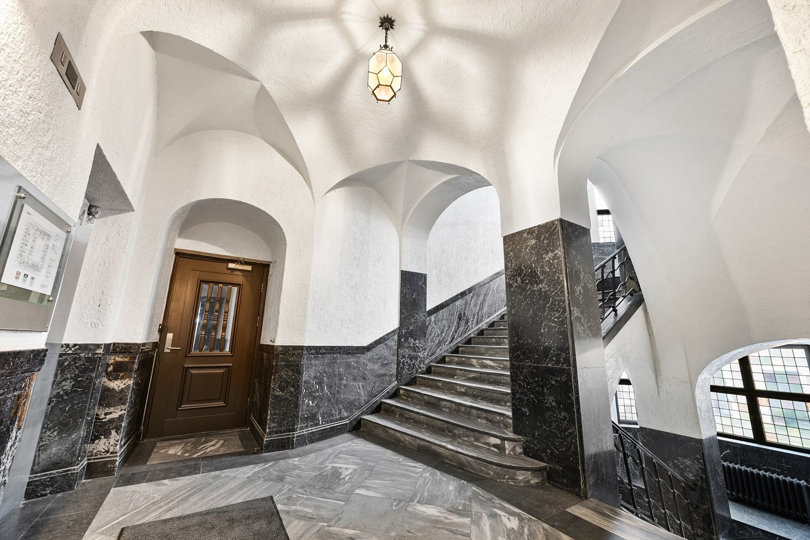 Velkommen til Prinsens gate 8!
Leiligheten ligger i en klassisk bygård fra 1916, ombygd og modernisert i 2006/07. Galleribilde