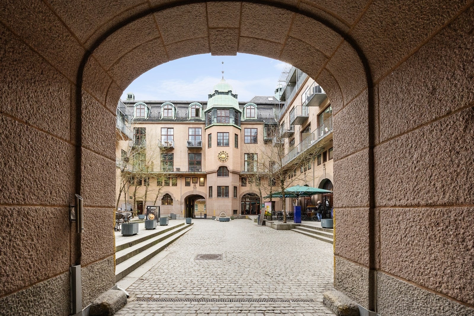 Inngang til den skjermede bakgården fra gaten. Galleribilde