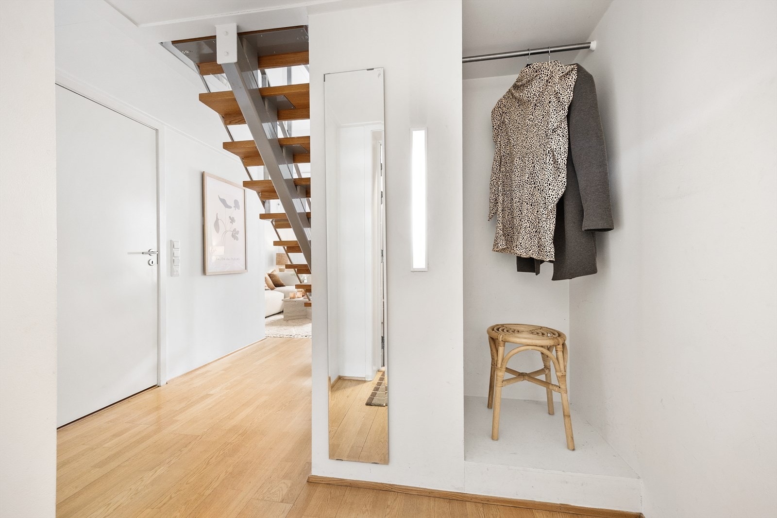 Fra entreen er det tilgang til en innvendig bod med flislagt gulv og opplegg for vaskemaskin. Sameiet har også felles vaskerom som kan benyttes iht. regler. Galleribilde