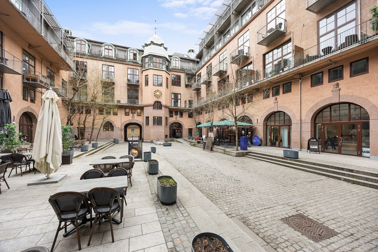 Et levende og urbant nabolag med en blanding av historisk arkitektur og moderne byliv. Galleribilde