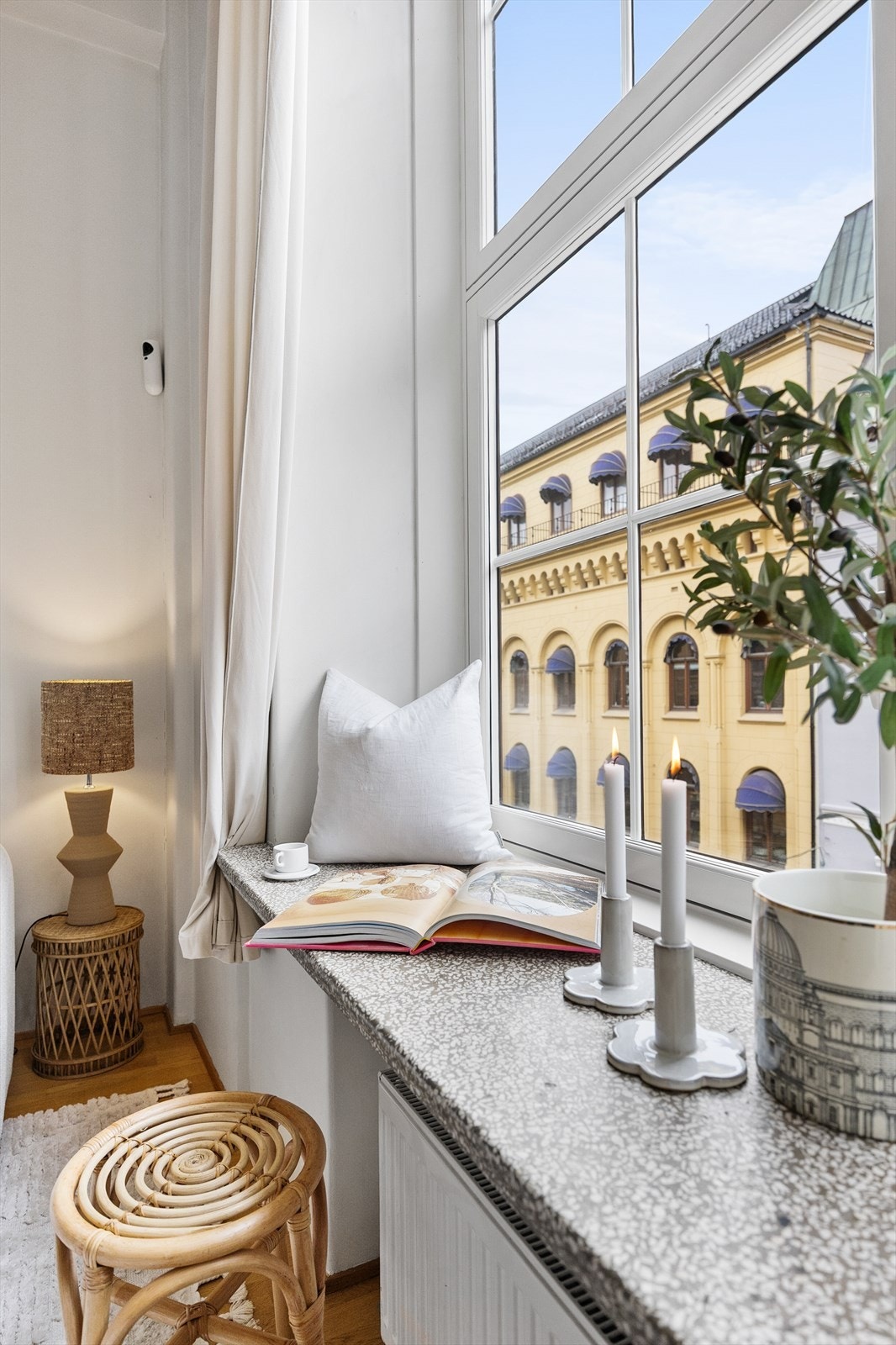 Den dype vinduskarmen gir ekstra karakter til rommet. Galleribilde