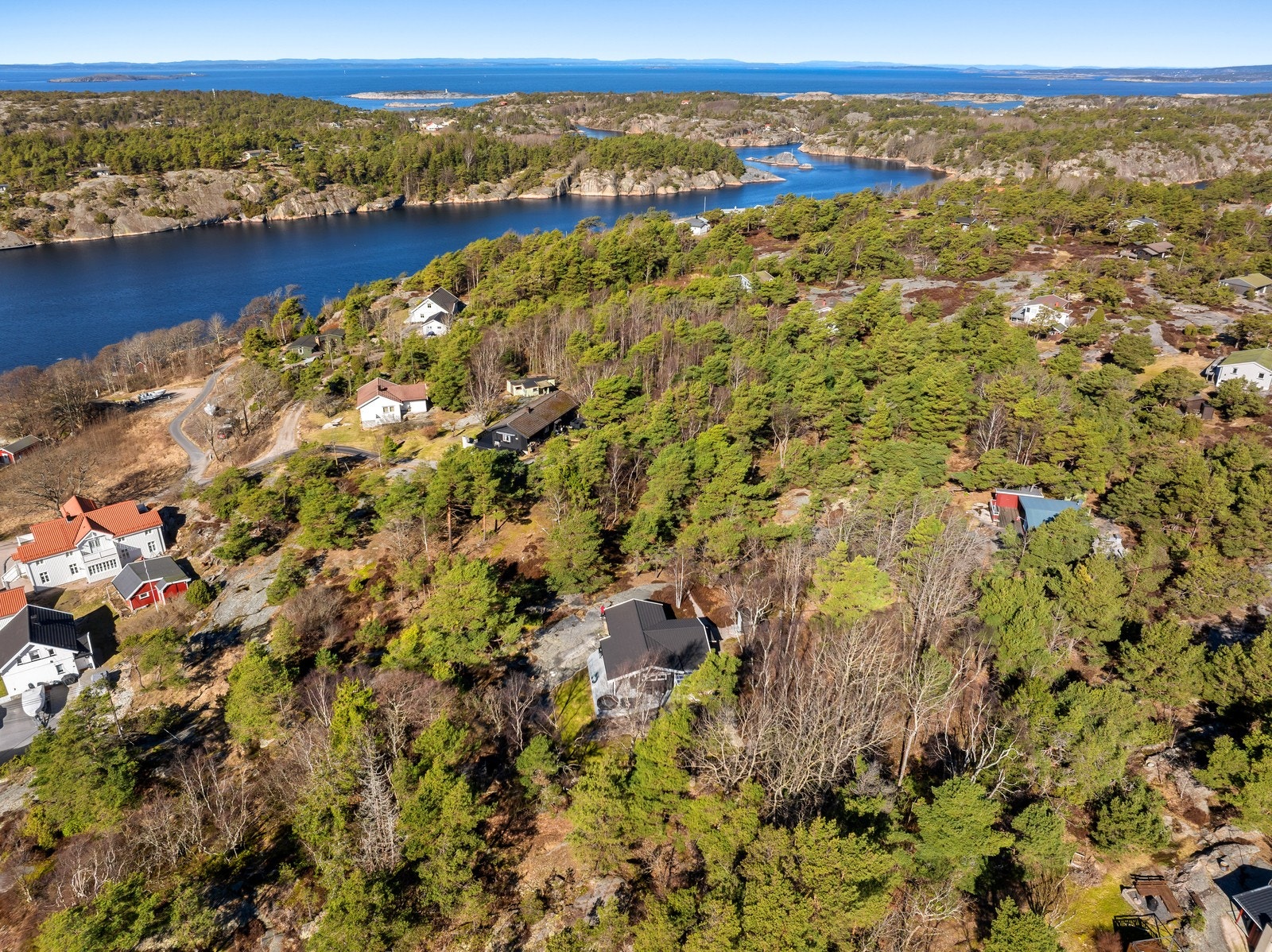 Eiendommen har én parkeringsplass på felles område for hyttefeltet, ca 5 min gange fra hytta. Det er i tillegg av- og pålessing ca 80 meter fra hytteveggen. Galleribilde