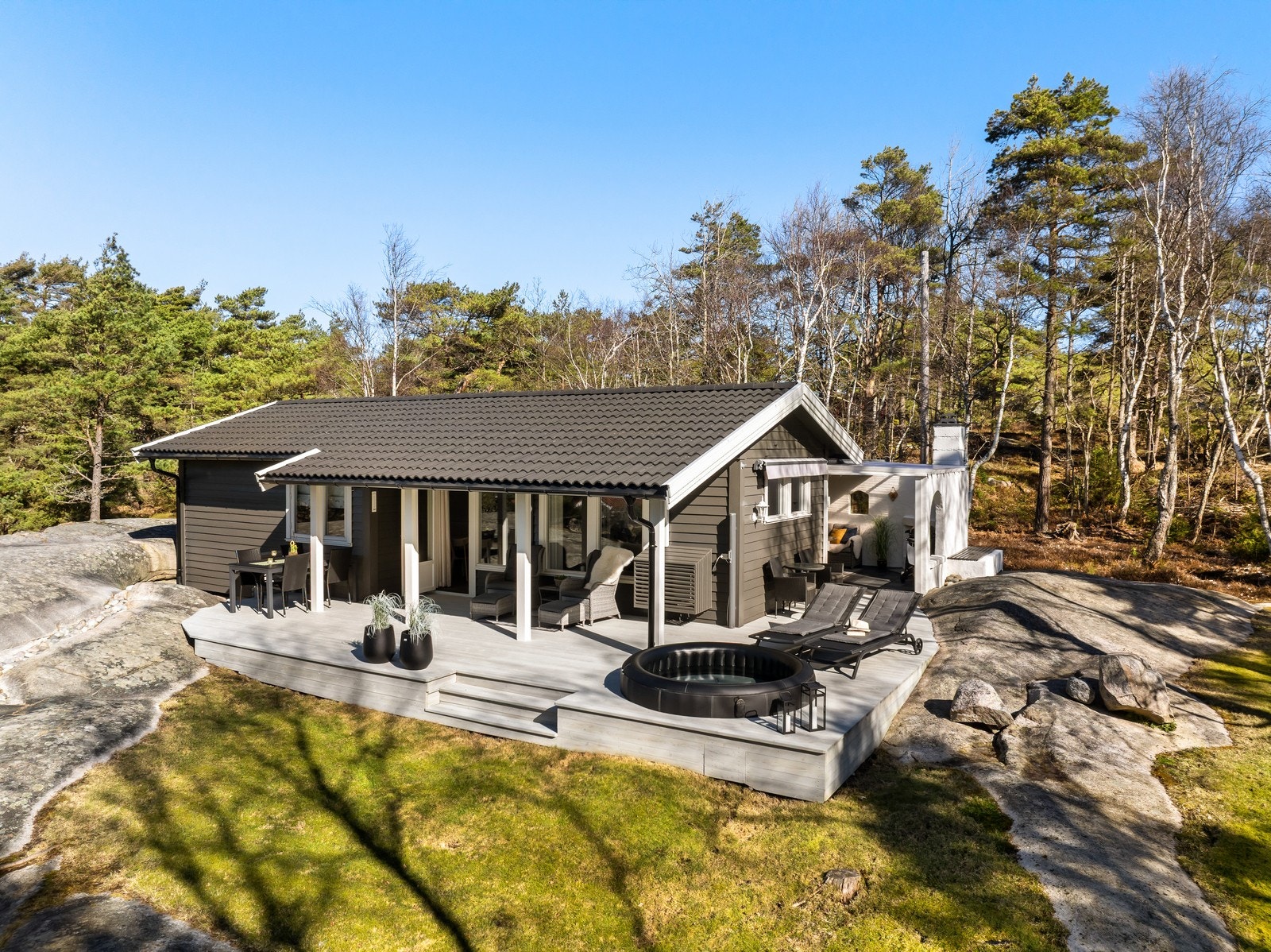 Løkkevika 23 presenteres av DNB Eiendom ved Atle Horvei. Hytta er betydelig oppgradert i perioden 2019-2022, med bla. en stor terrasse på 65 m². Galleribilde