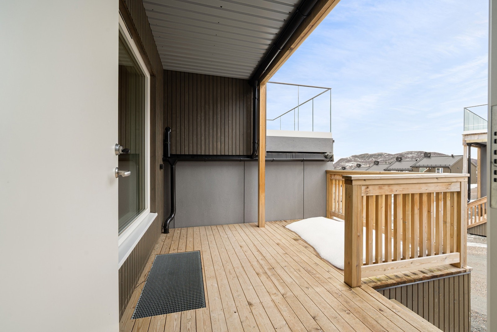 Nytt og pent inngangsparti med veranda Galleribilde