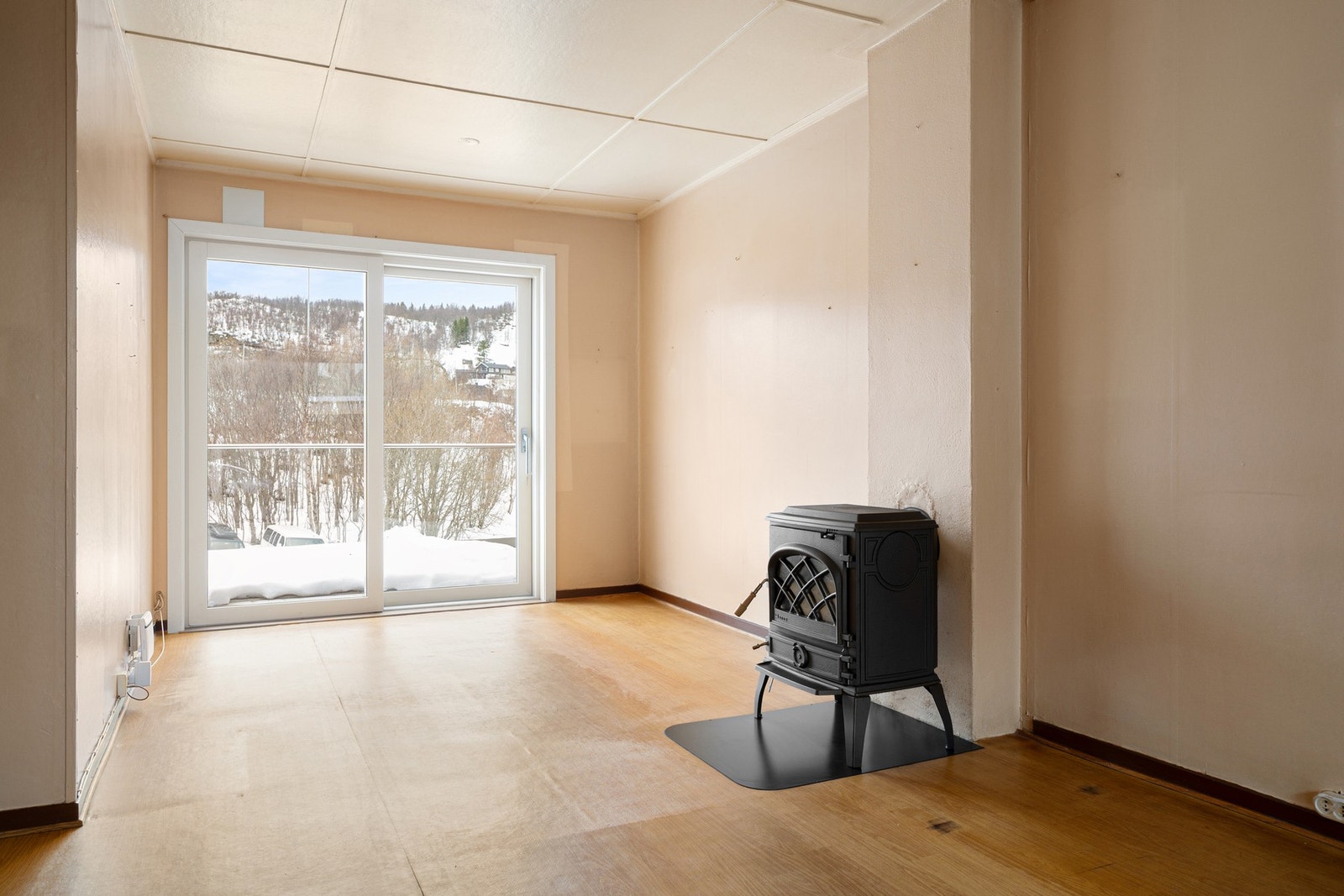 Helglasset skyvedør til veranda gir en naturlig forlengelse av stuen på sommerstid og vedovn gir effektiv oppvarming Galleribilde