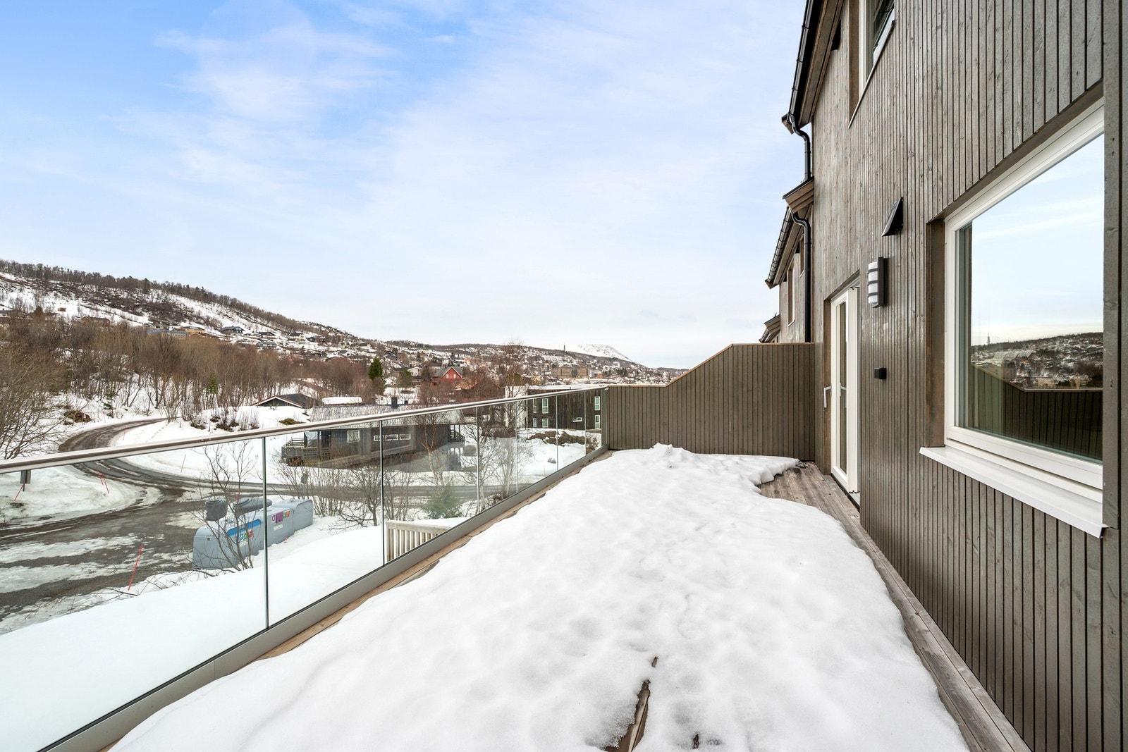 Fra stuen kommer vi ut til en romslig veranda på 23 kvm med rikelig plass til utemøbler Galleribilde