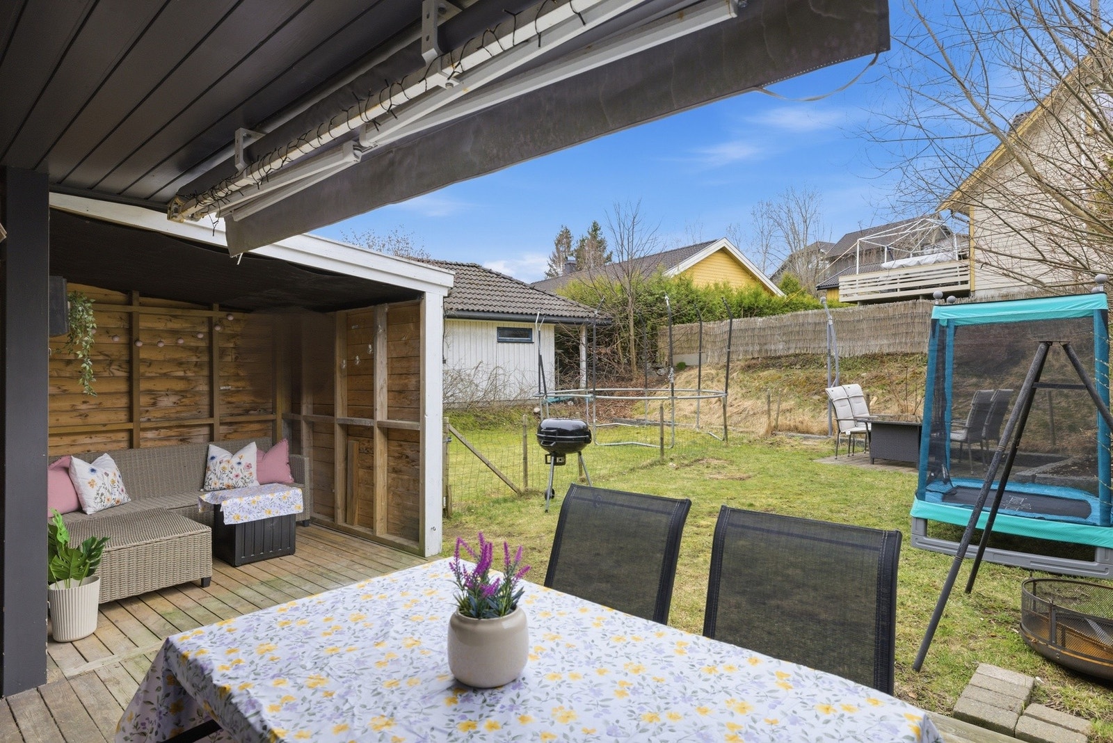 Nydelig terrasse med overbygg og "utestue". Direkte adkomst til hagen. Galleribilde