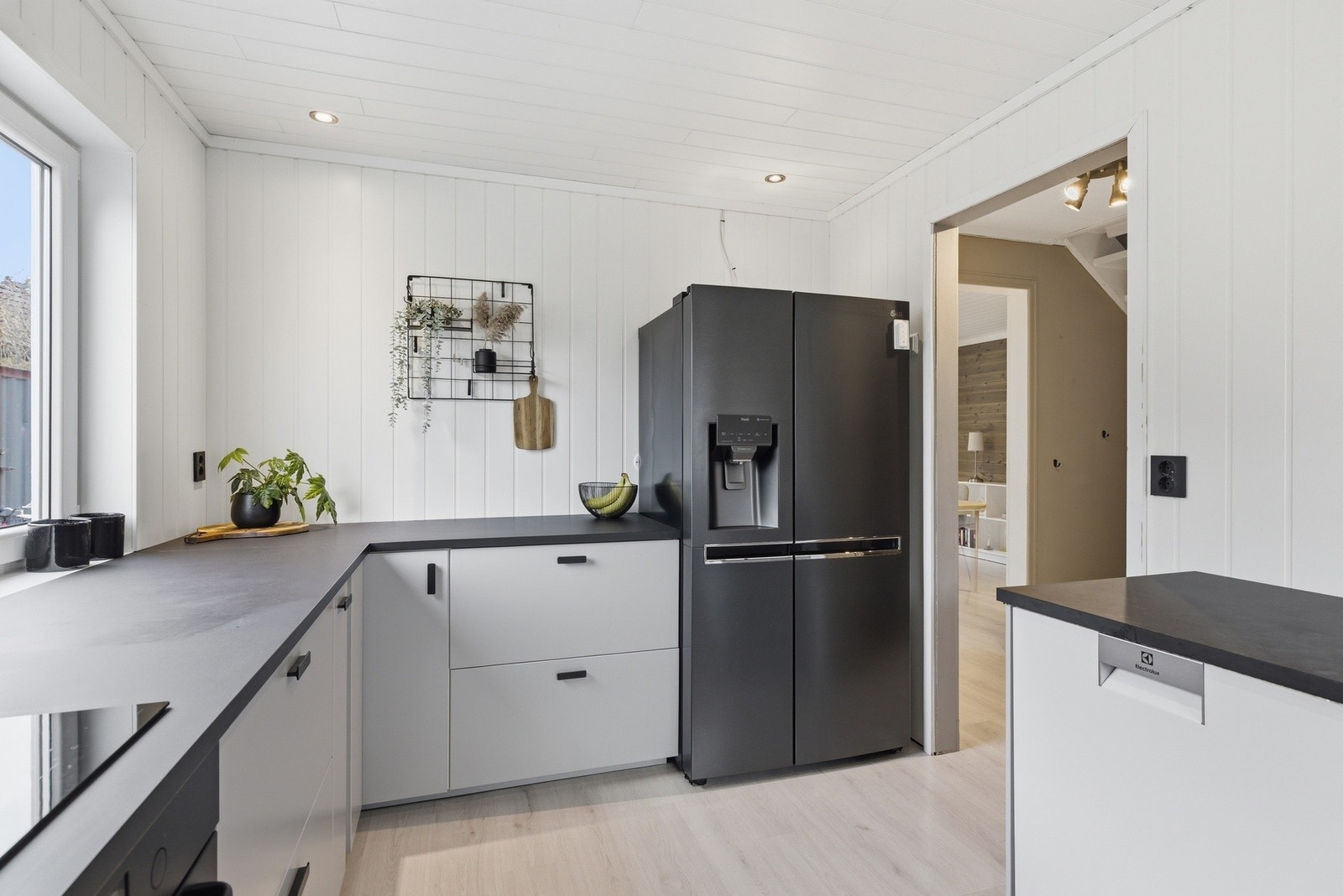 På kjøkkenet er det også varme i gulvet. Her ser vi også side-by-side kjøleskap. Dette følger også med i handelen. Galleribilde