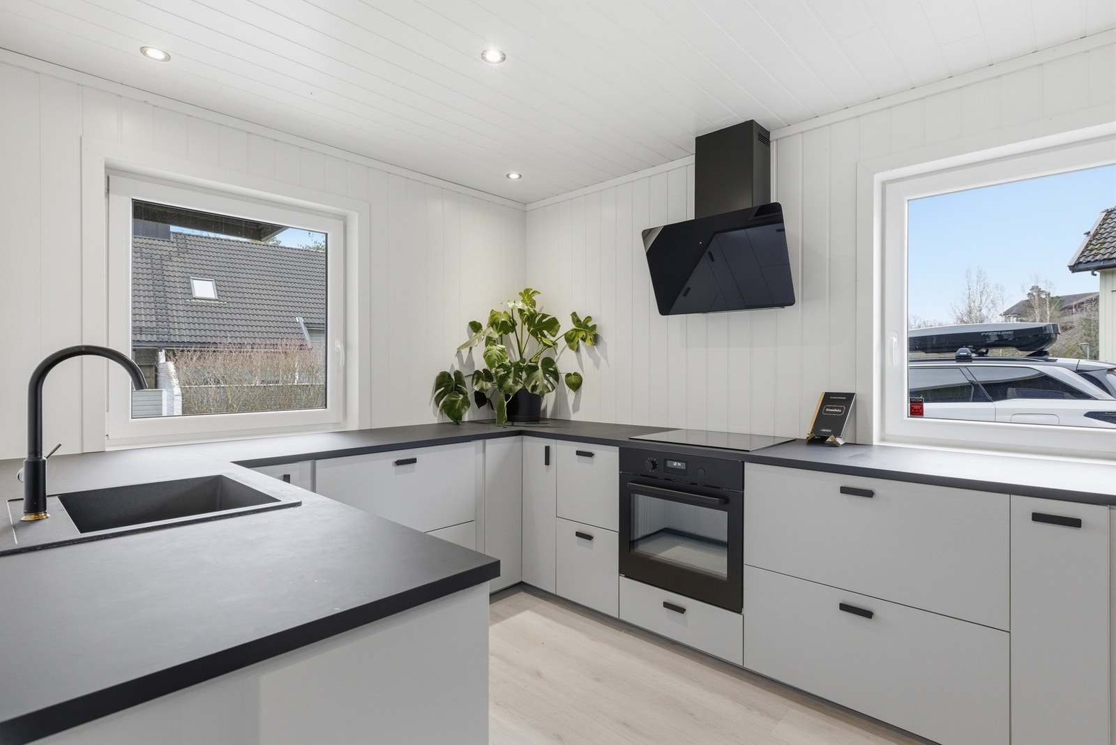 Flott Ikea-kjøkken fra 2022. Det samme året ble vegger, tak og gulv også pusset opp. Begge vinduene er også skiftet. Galleribilde