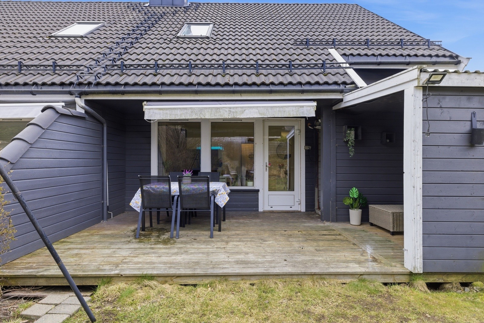 Vestvendt terrasse med gode solforhold. Galleribilde
