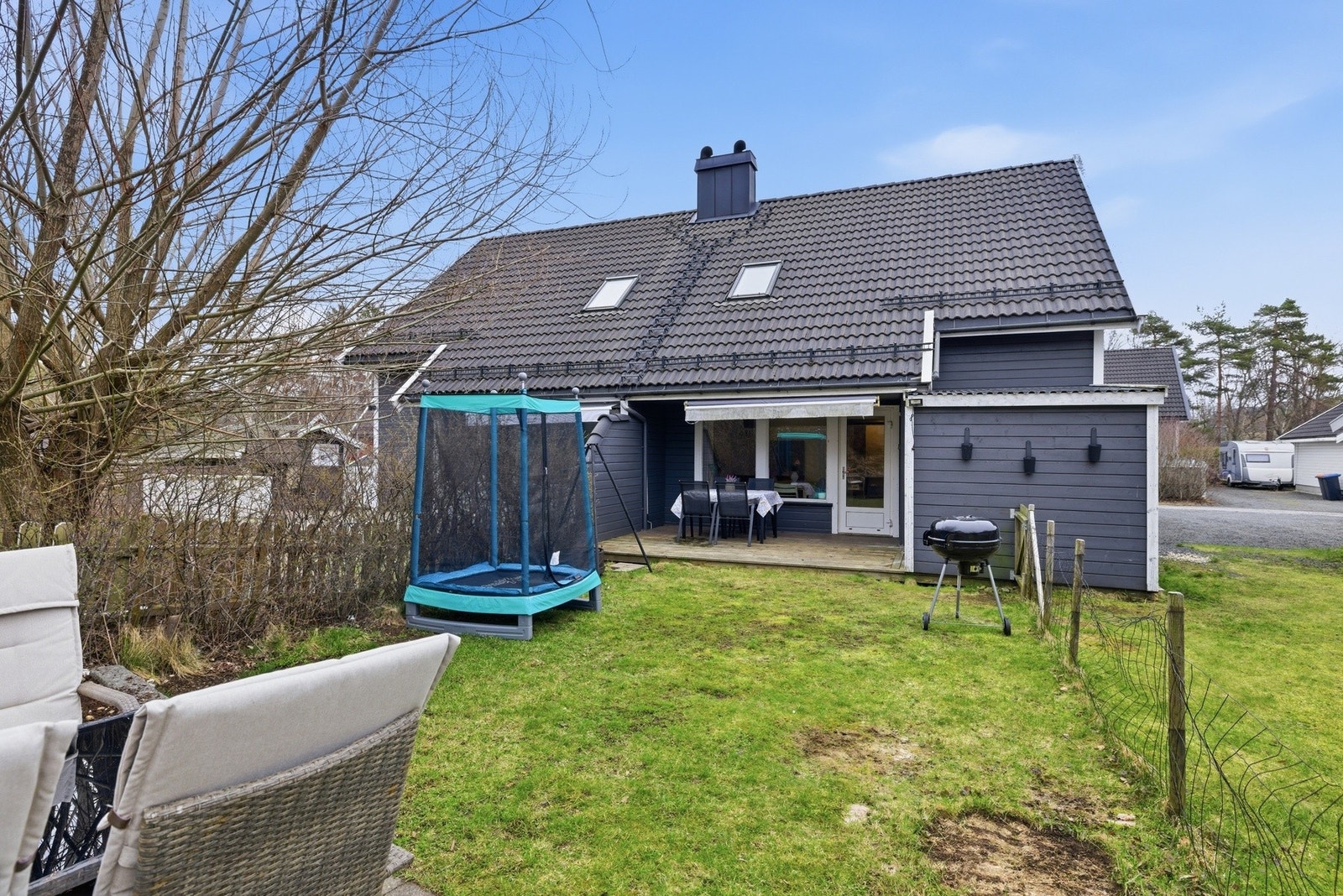 Boligen har solrike og godt skjermede uteplasser og hage. Galleribilde