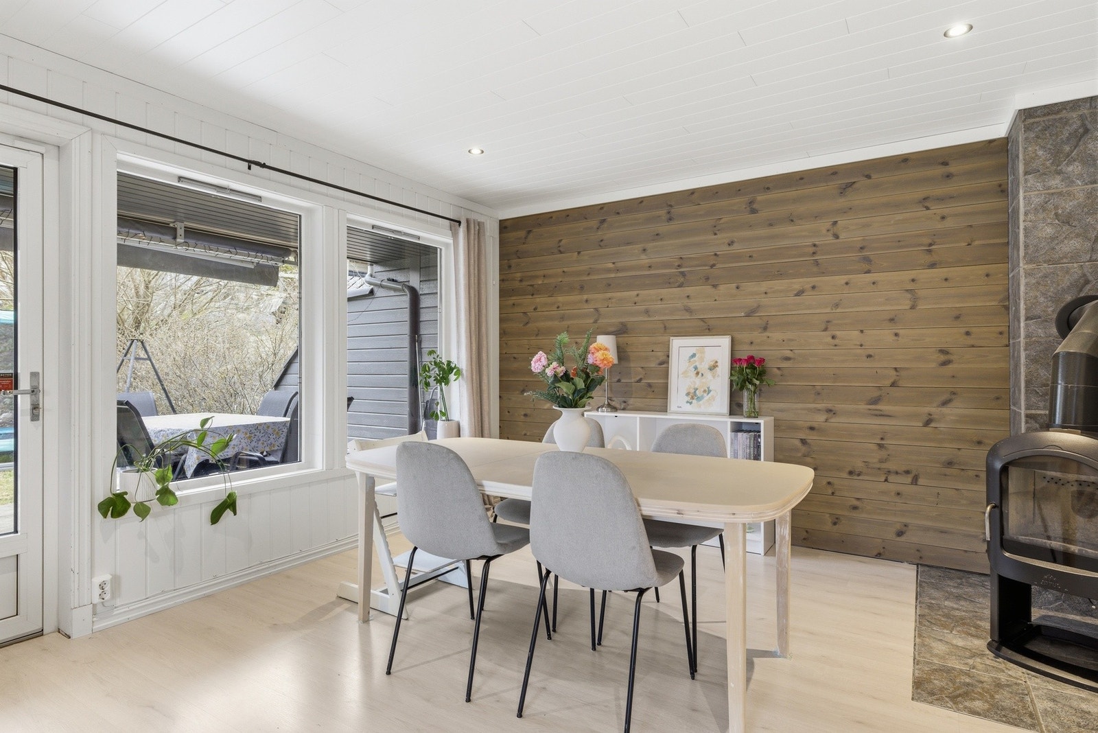 Delikat stue med utgang til terrasse. Galleribilde
