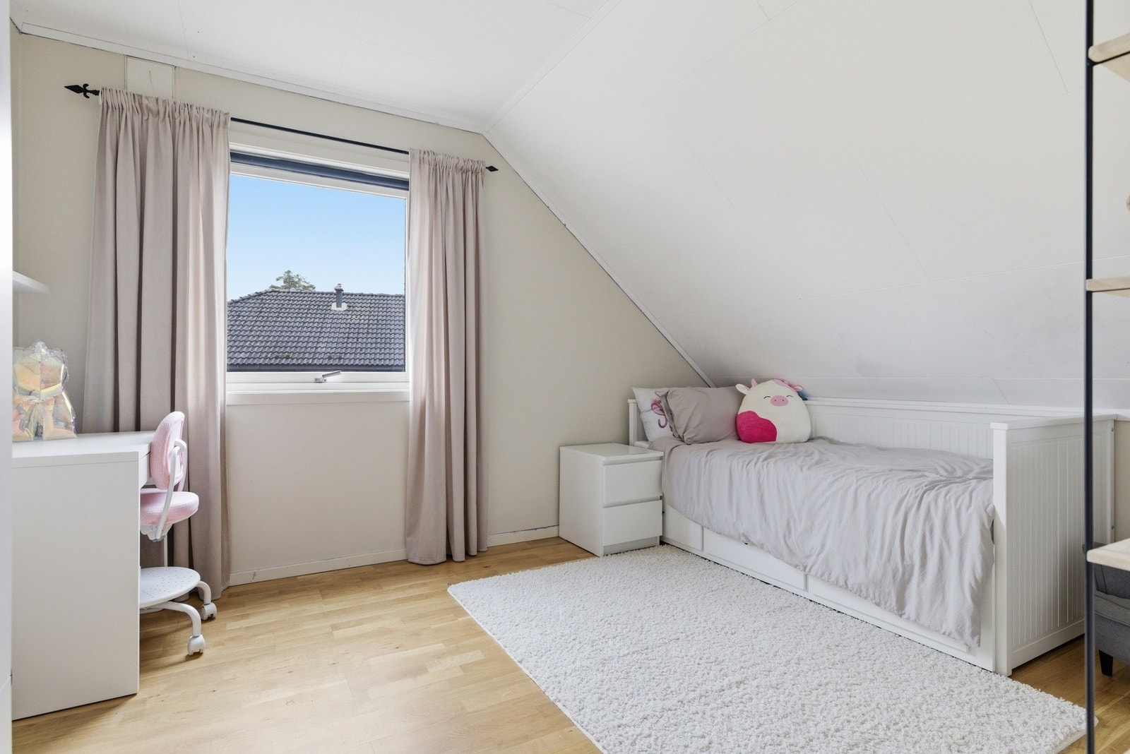 Soverom 1 er et pent rom med god plass til dobbeltseng og garderobe. Galleribilde