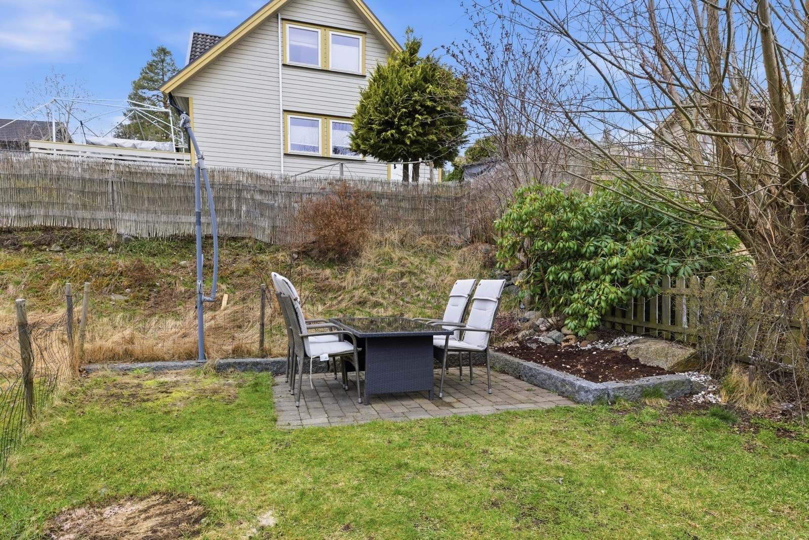 En liten markterrasse i hagen. Fine muligheter. Galleribilde