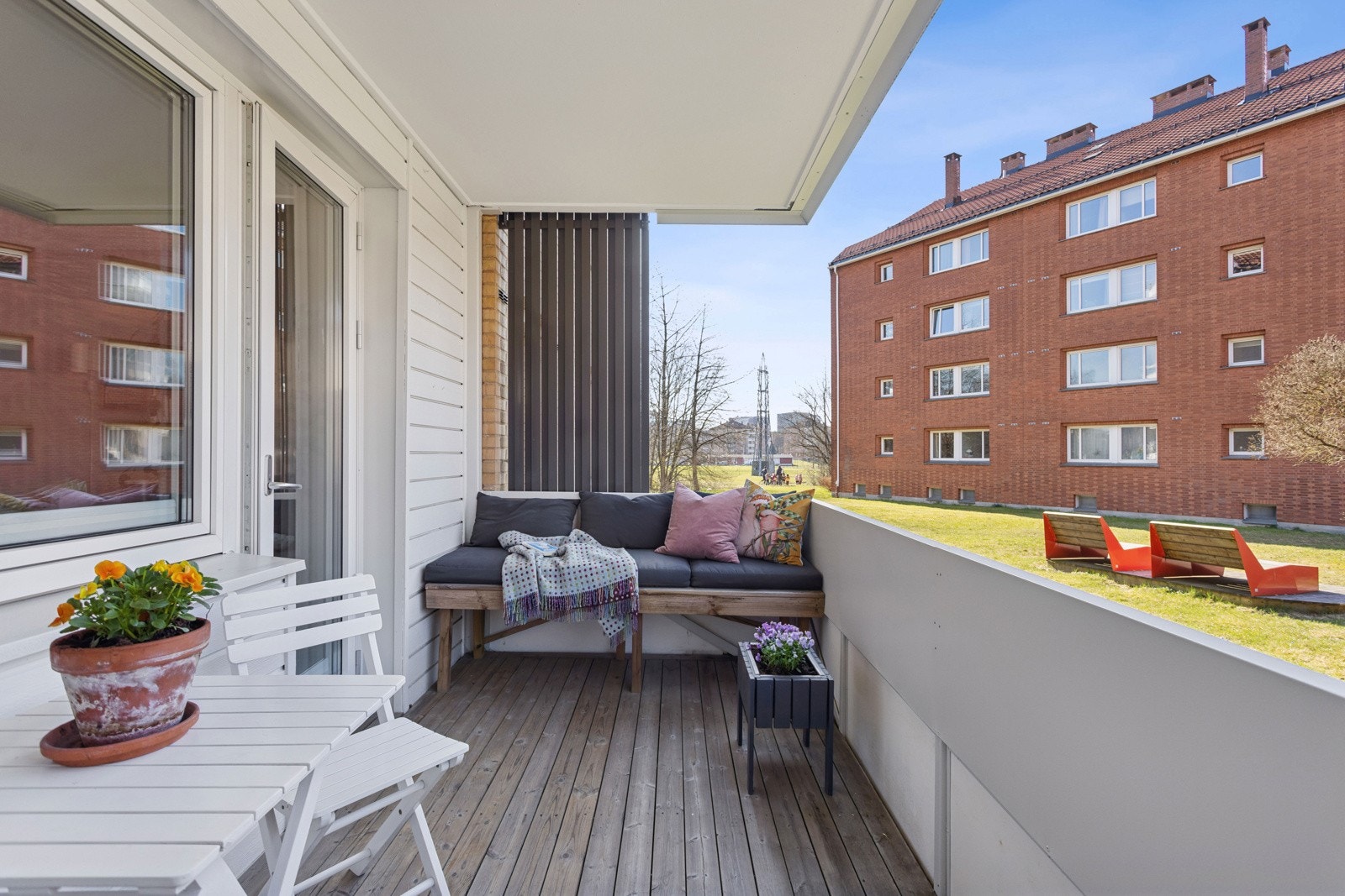 Leiligheten har utgang til sydvestvendt balkong på 7,5 kvm med fin plassbygd sofa Galleribilde