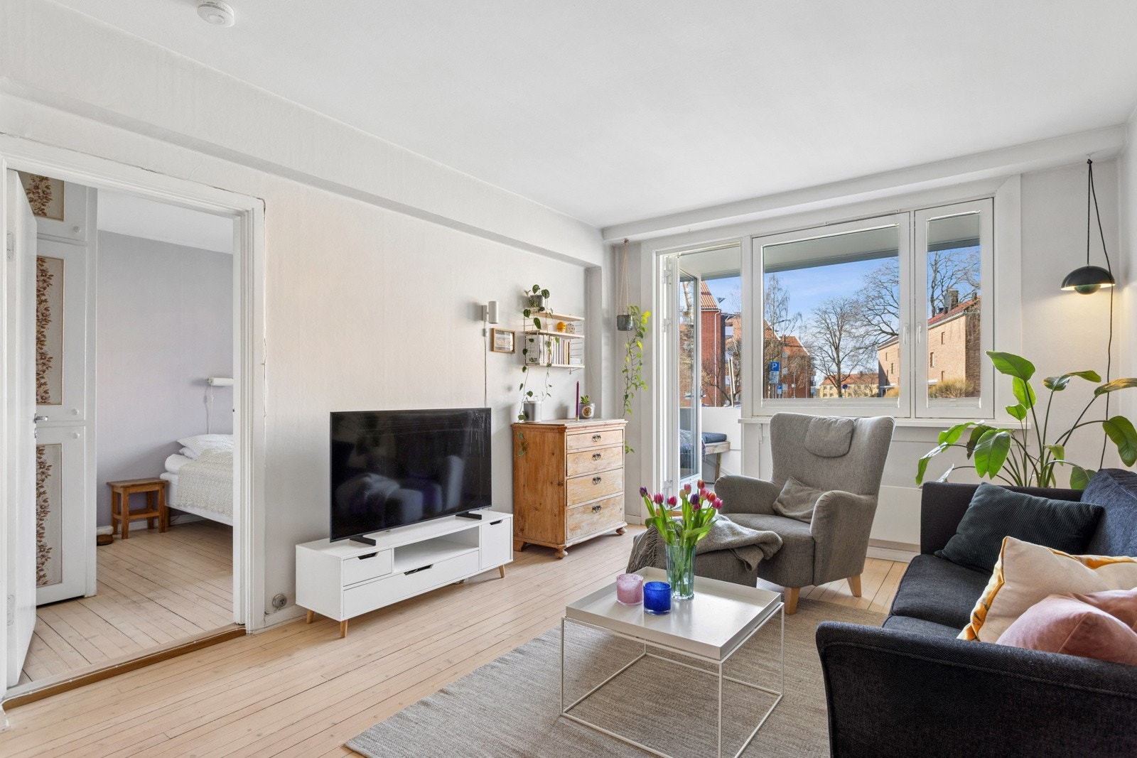 Stuen er romslig og har god plass til både sofagruppe og spisestue Galleribilde