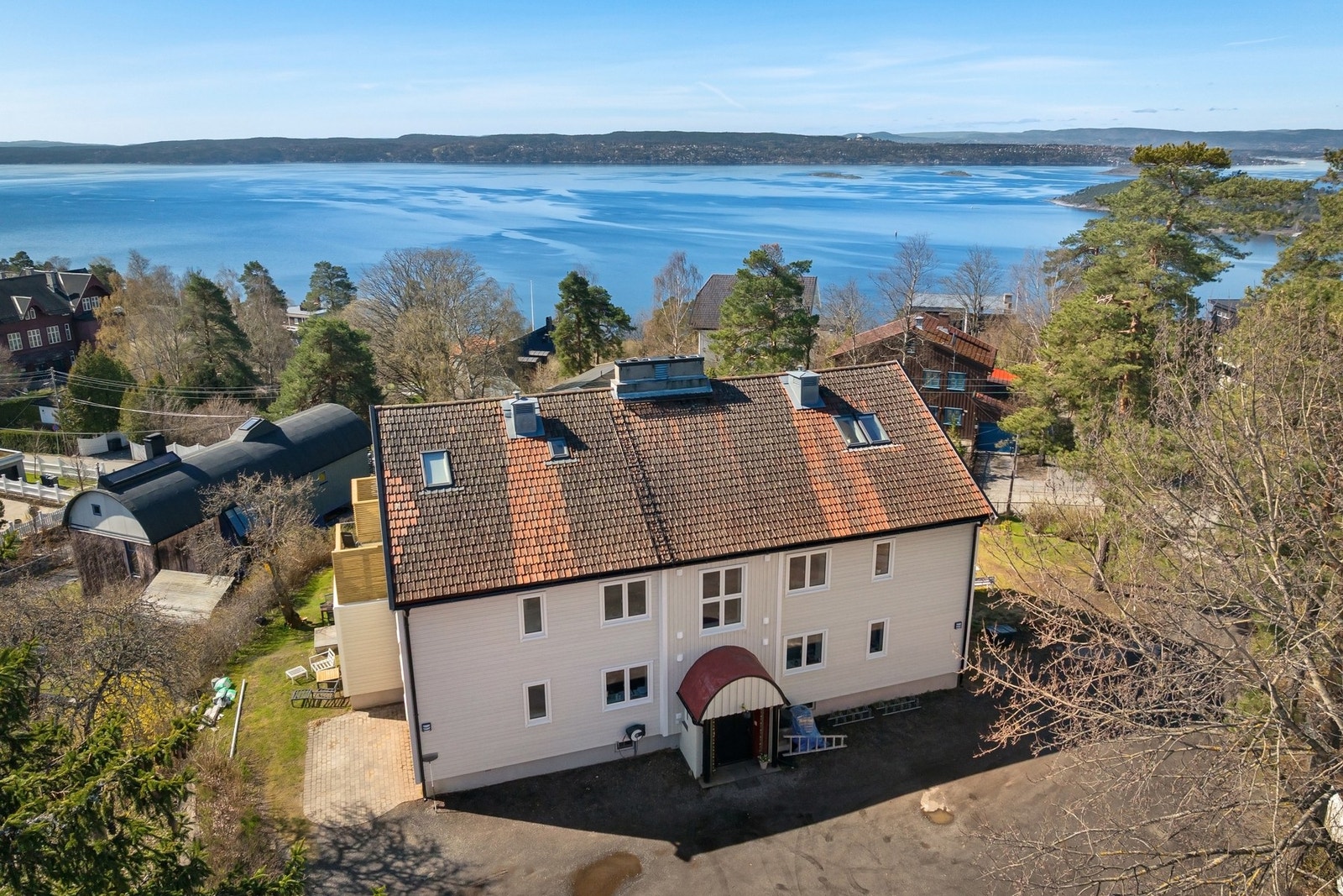 Det er kort vei til Bunnefjorden med flere populære badeplasser som Seterstrand, Holmestrand, Nordstrand bad og Sydstranda på Ulvøya. Galleribilde