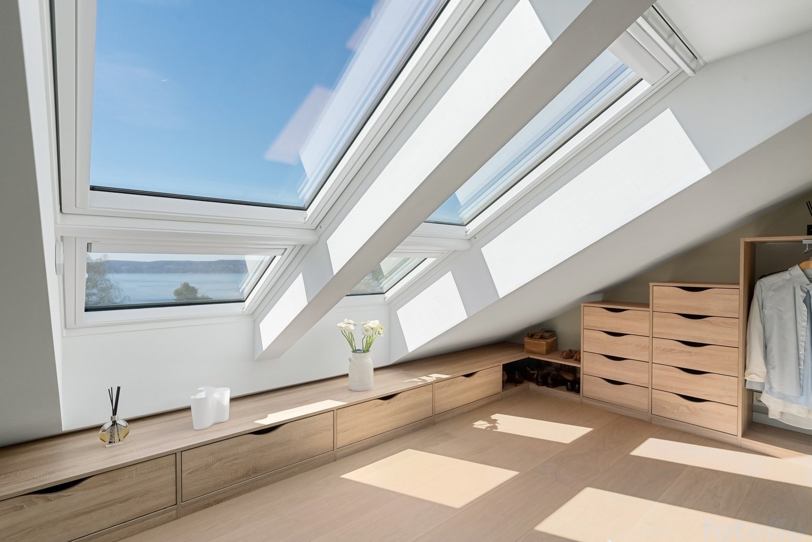 Store Velux overlysvinduer med solskjerming - Nydelig utsikt mot Oslofjorden og nærområdet Galleribilde