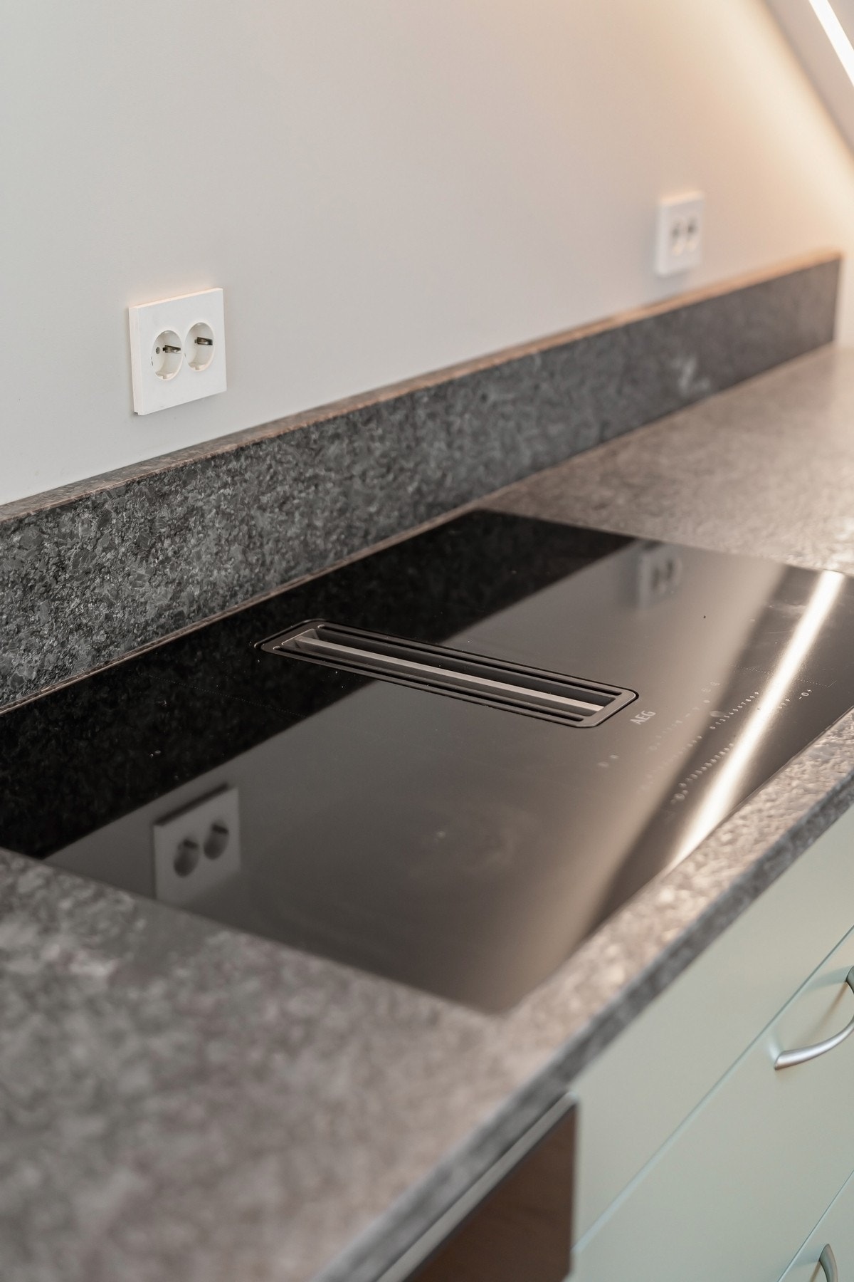 Benkeplater i Silestone og induksjonstopp med integrert ventilator. Galleribilde