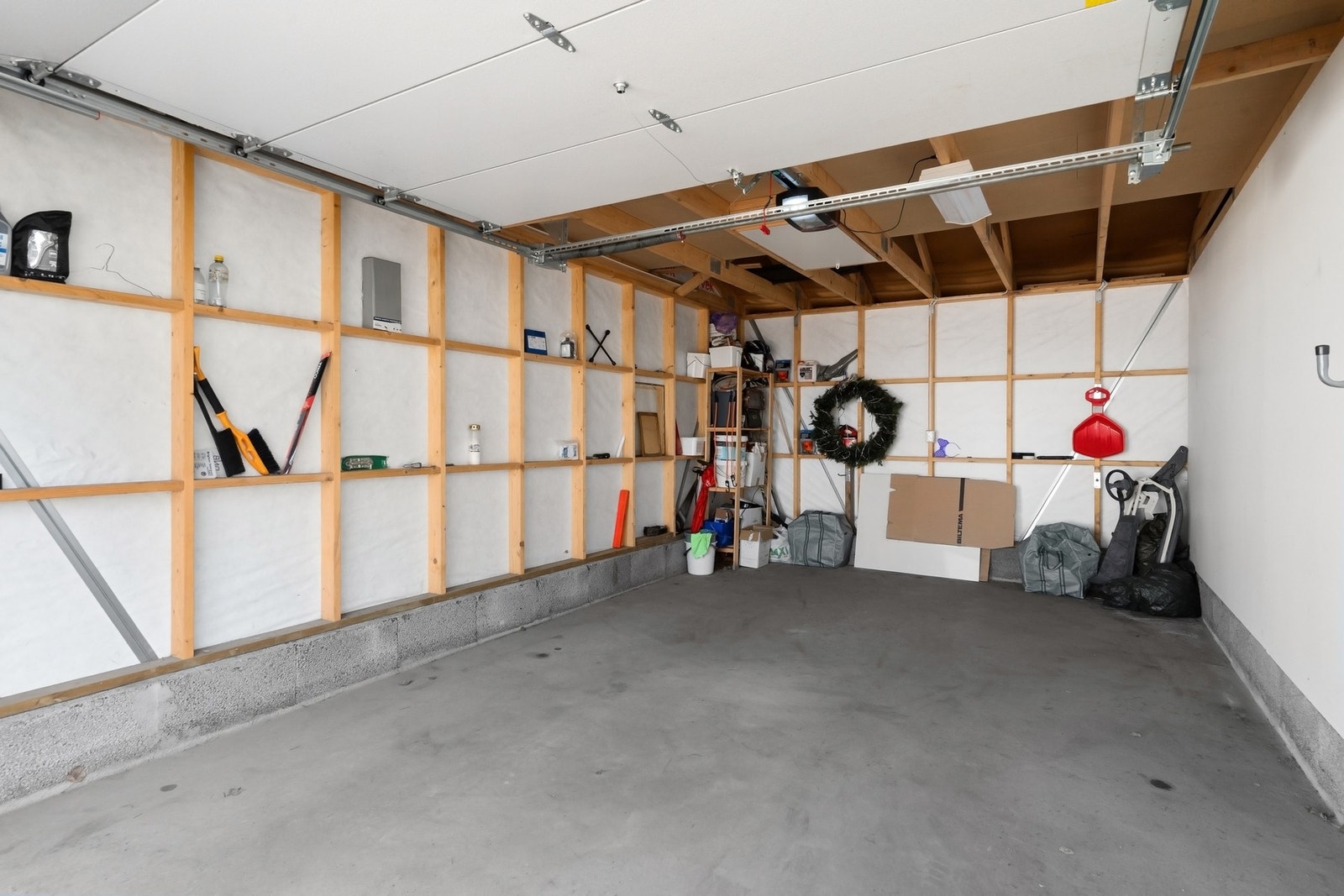 Det medfølger garasjeplass på ca. 21 m². Mulighet for å etablere elbillader. Galleribilde